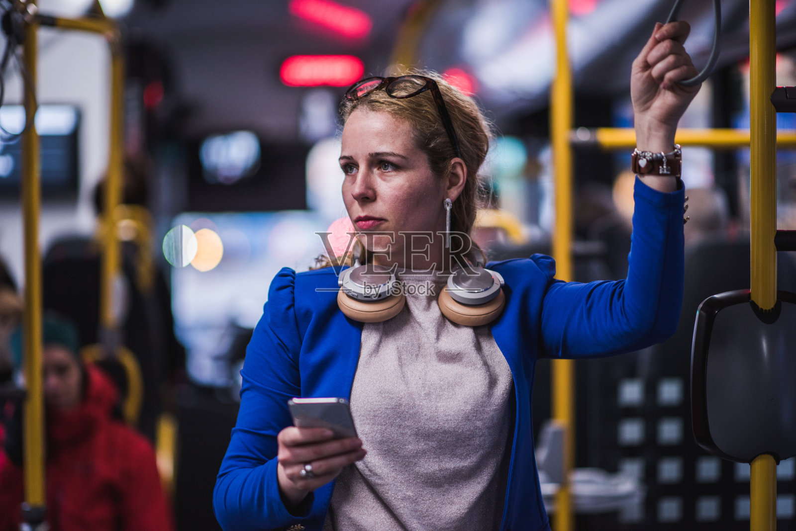 商务女性在公共交通工具上发短信。照片摄影图片