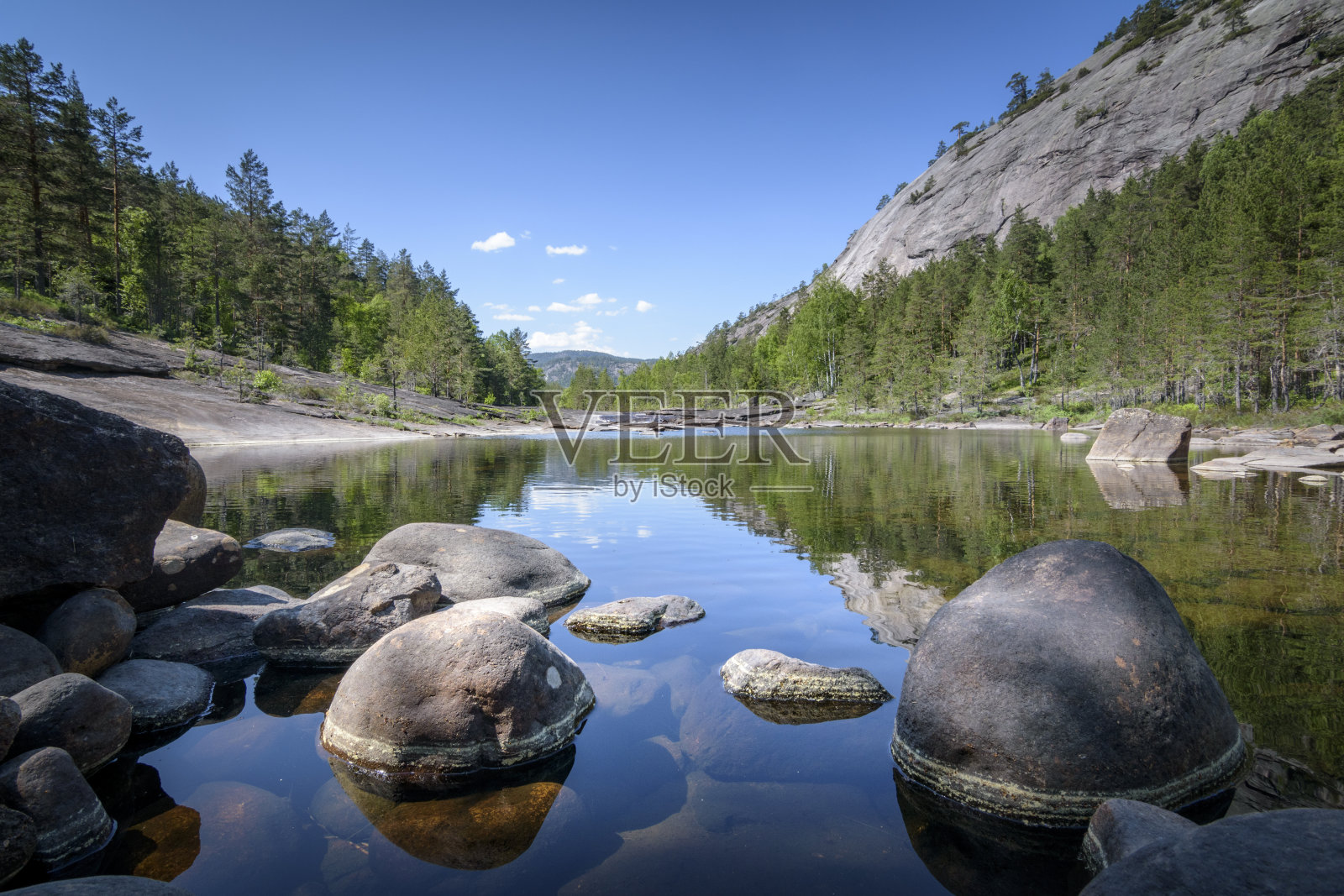 挪威Jettegrytene河，蓝天和宁静的氛围照片摄影图片