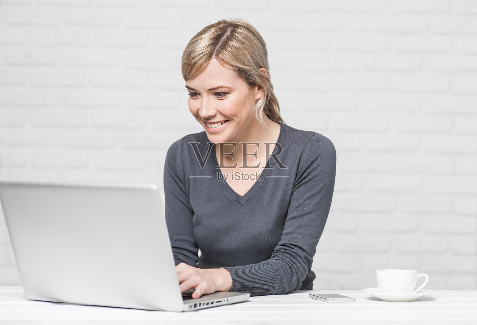 年轻的商业女性在家里使用笔记本电脑照片摄影图片