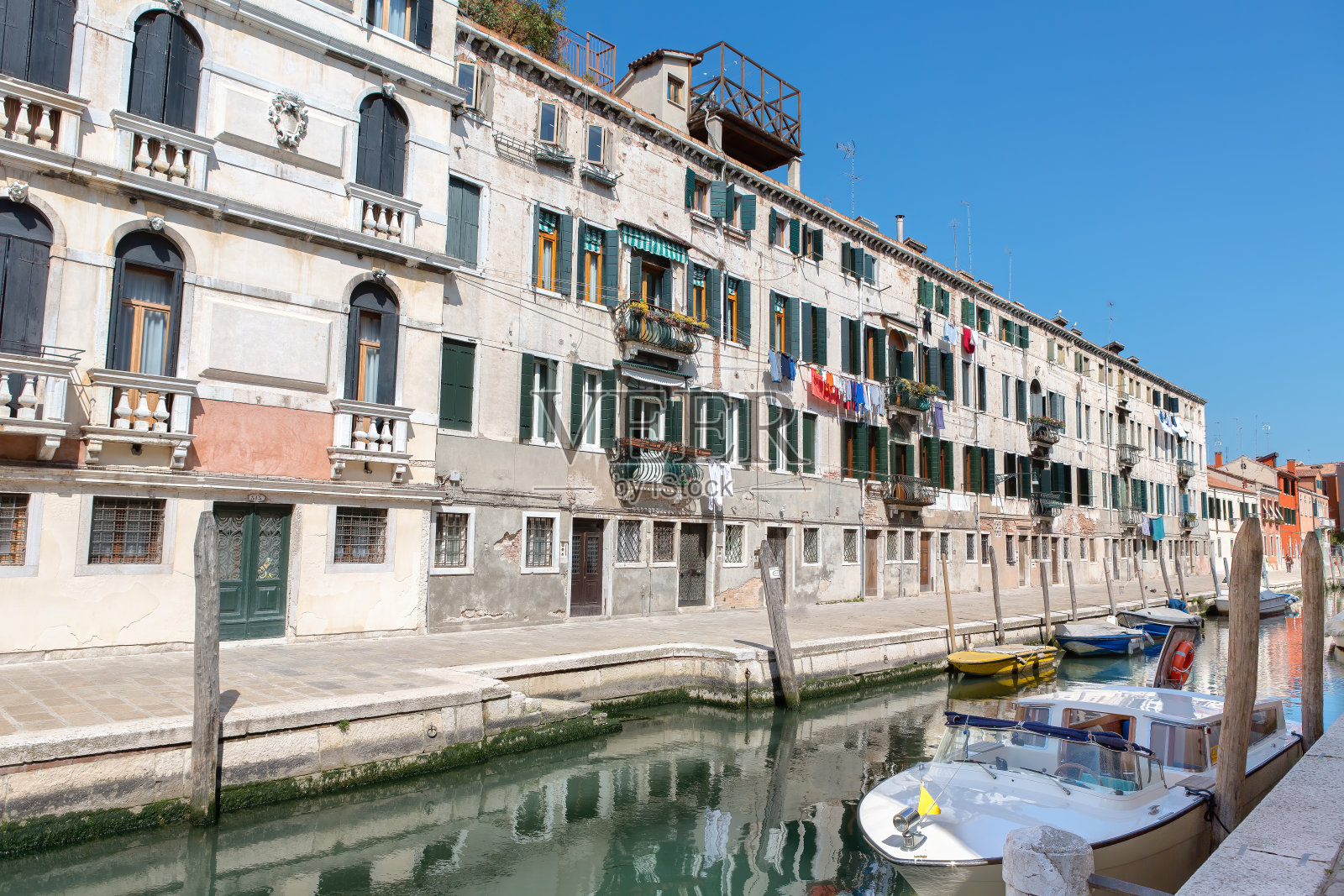 威尼斯市中心运河上的一排房子照片摄影图片