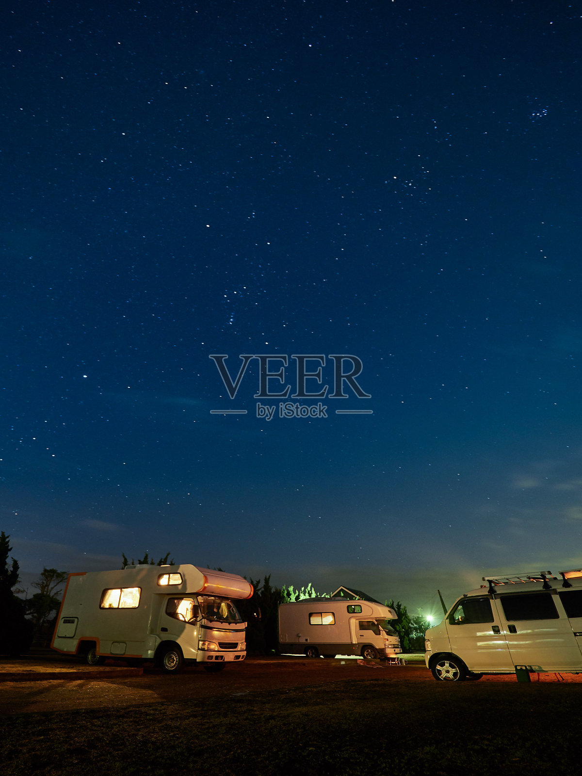 在日落之后，营地的帐篷在蓝色的瞬间照片摄影图片