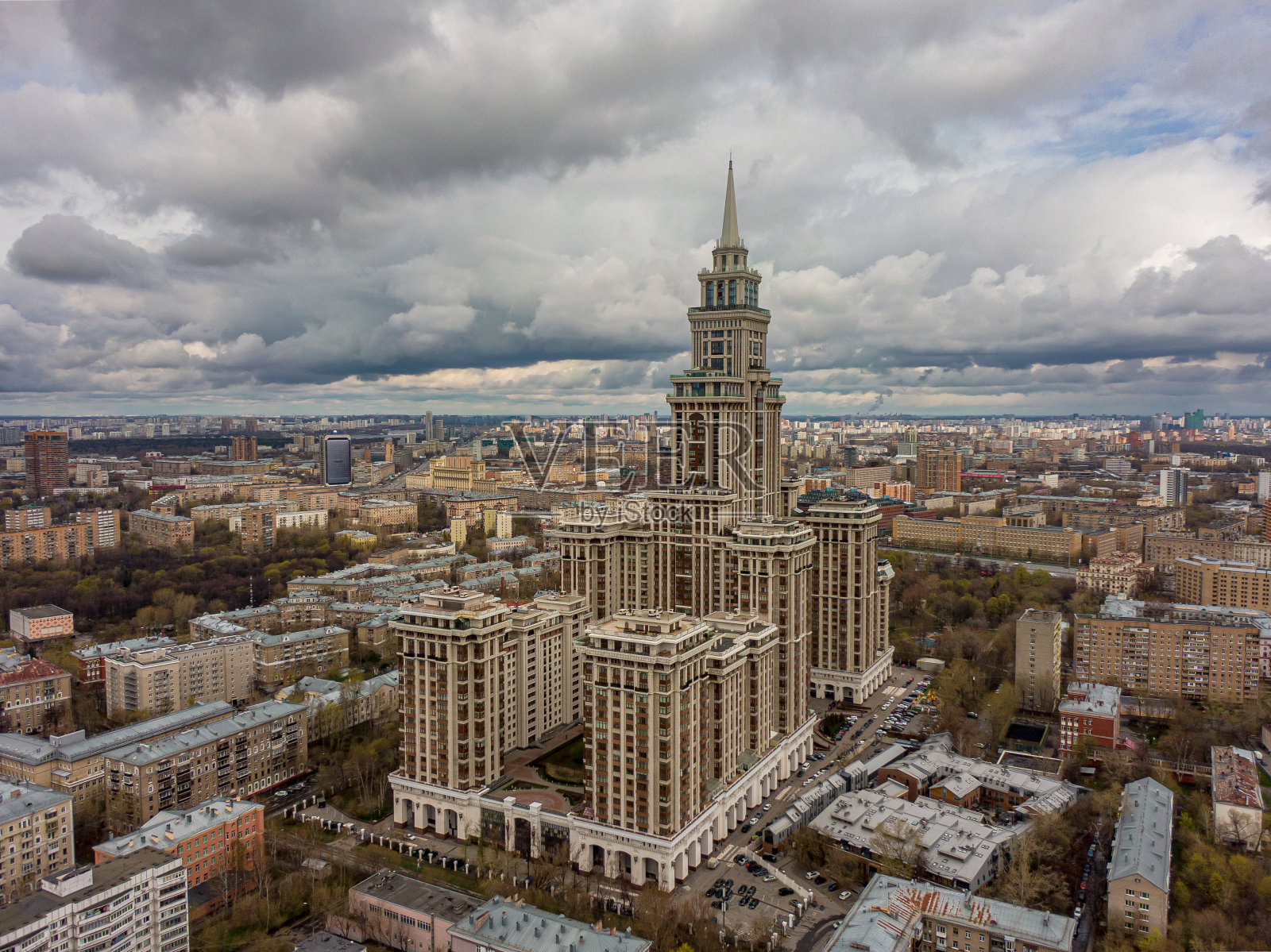 现代摩天楼在莫斯科多云的天空和城市的背景，航空摄影照片摄影图片