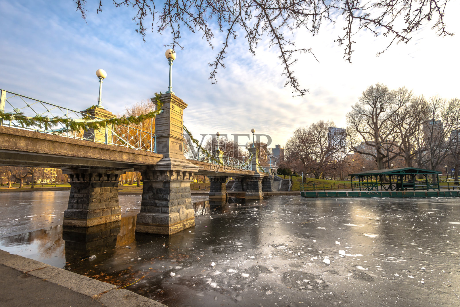 波士顿公共花园桥在波士顿公共花园与蓝天背景在冬天。照片摄影图片