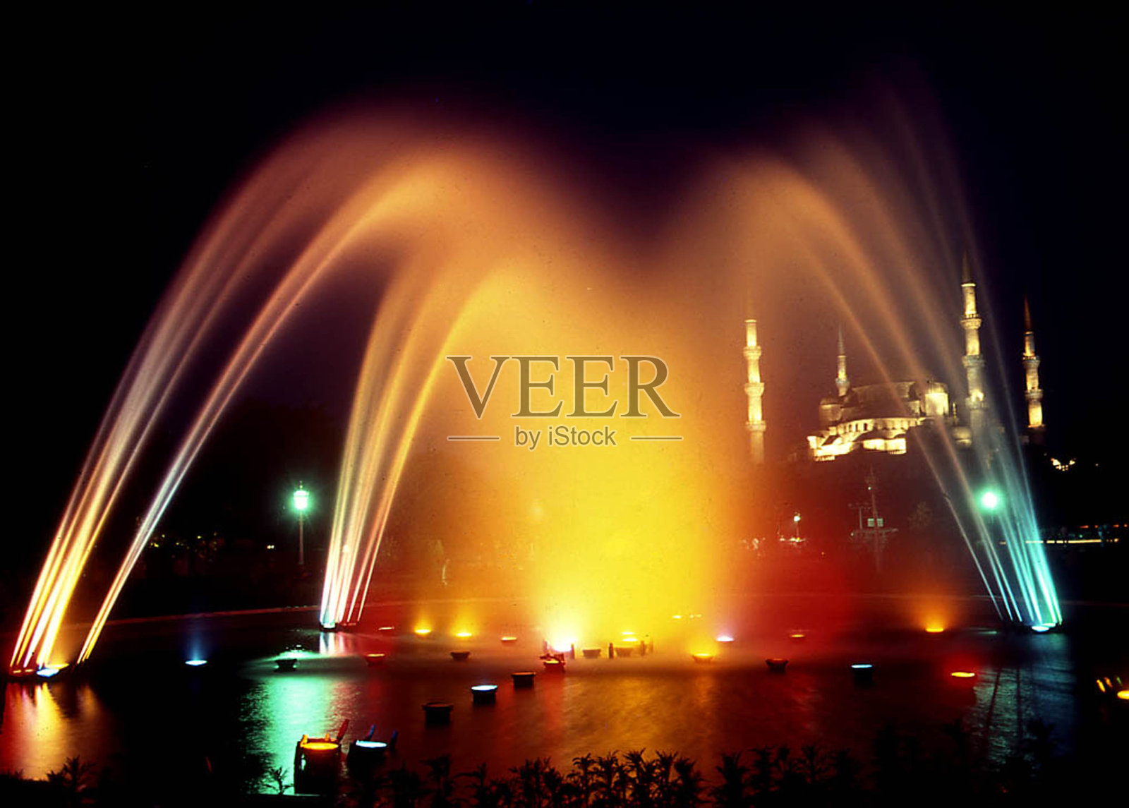 伊斯坦布尔苏丹艾哈迈德广场上的喷泉照片摄影图片