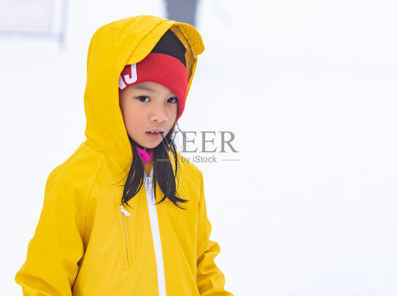 亚洲小女孩的肖像穿着黄色的冬装照片摄影图片