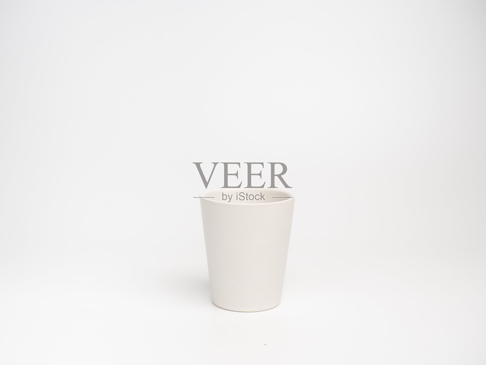 孤立的米色陶瓷杯，白色背景。影棚拍摄。照片摄影图片