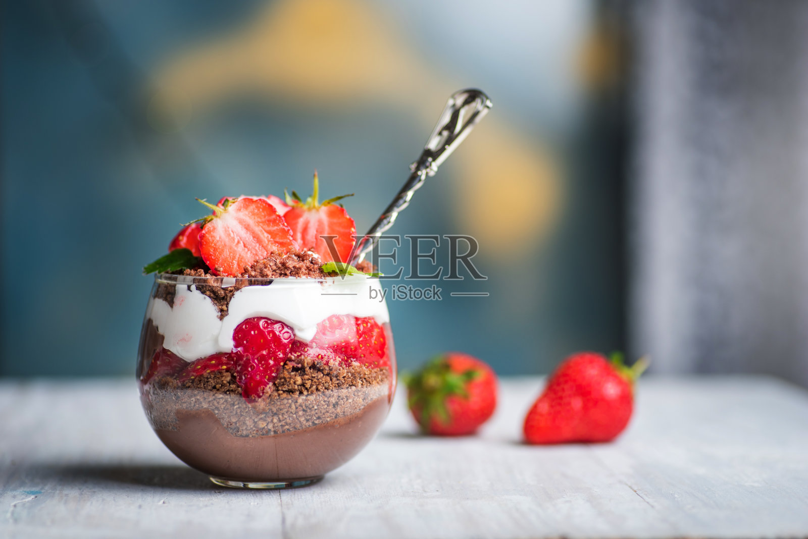 装在玻璃杯里的草莓冻糕配上奶油和巧克力照片摄影图片