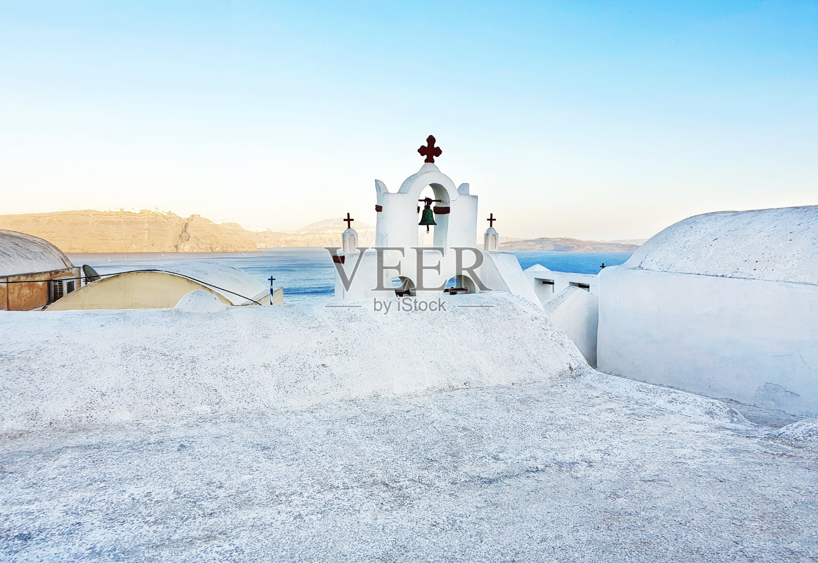希腊圣托里尼岛伊亚村的传统白色教堂照片摄影图片