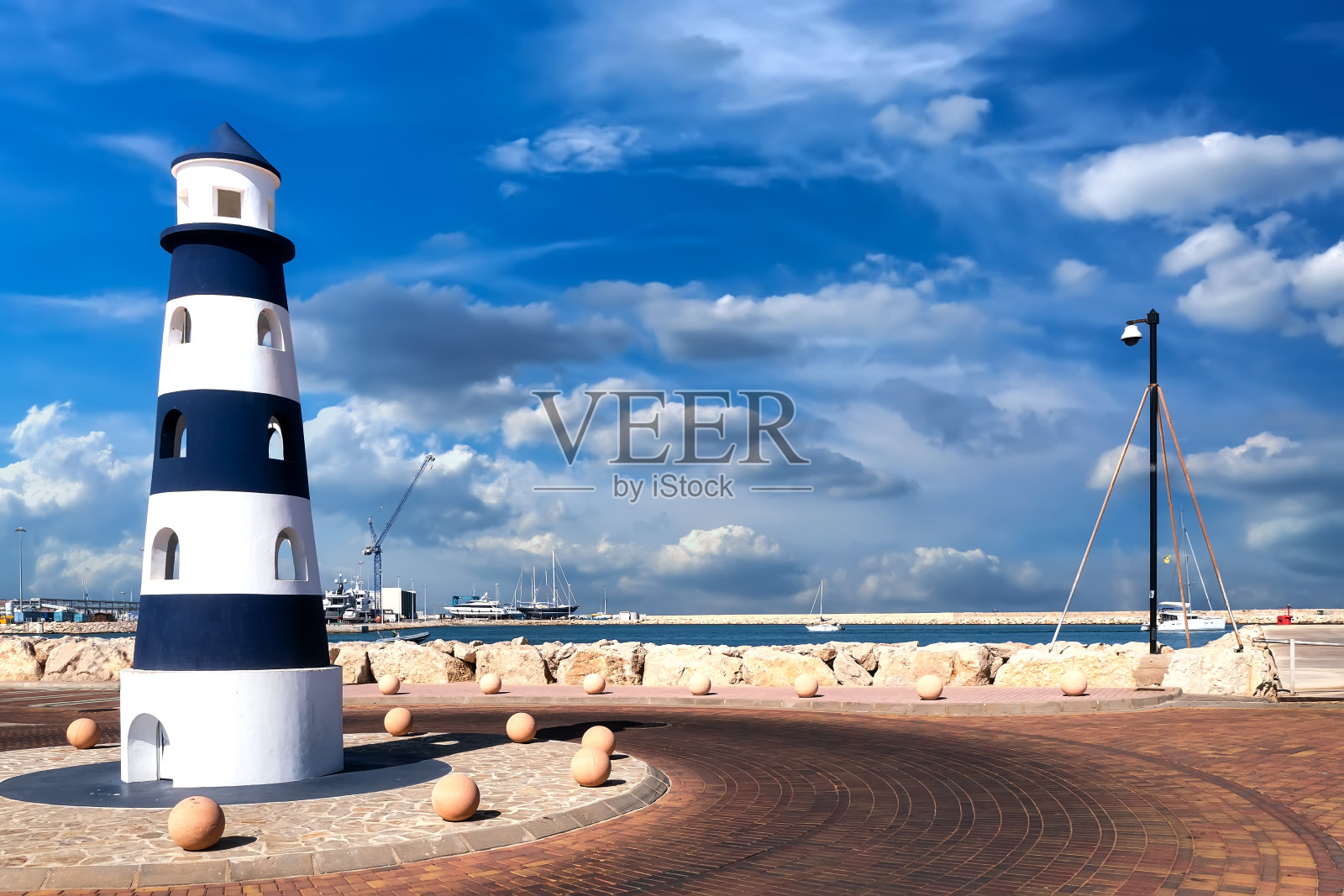 欧洲西班牙德尼亚港的一座人工灯塔照片摄影图片
