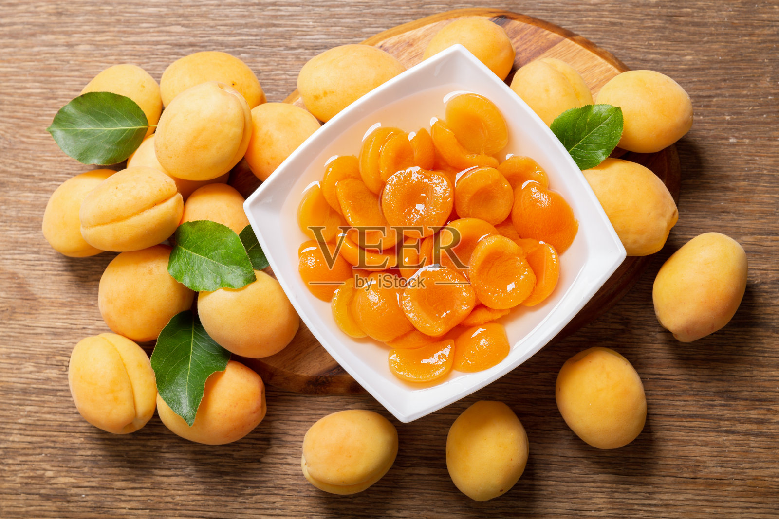 一碗杏罐头和新鲜水果照片摄影图片