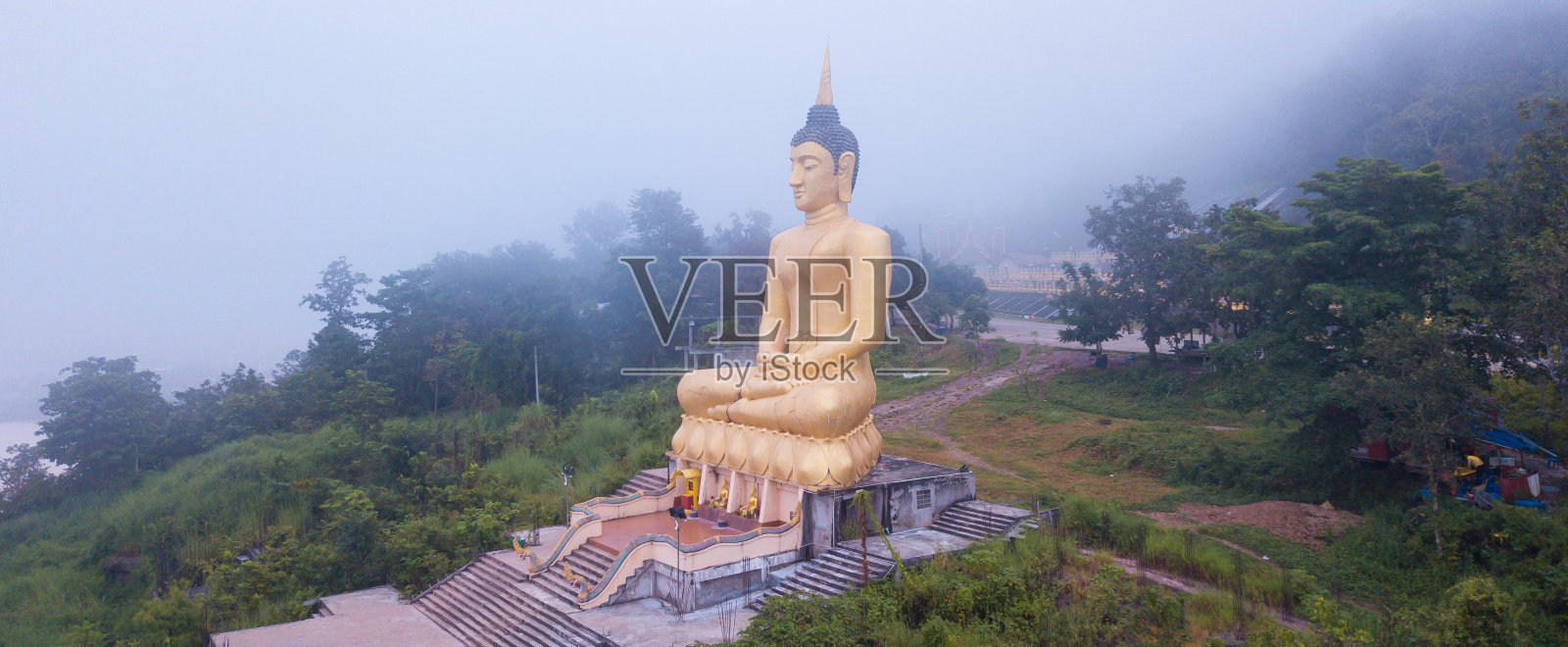 图为老挝Pakse Champasak市福萨劳寺的金佛照片摄影图片