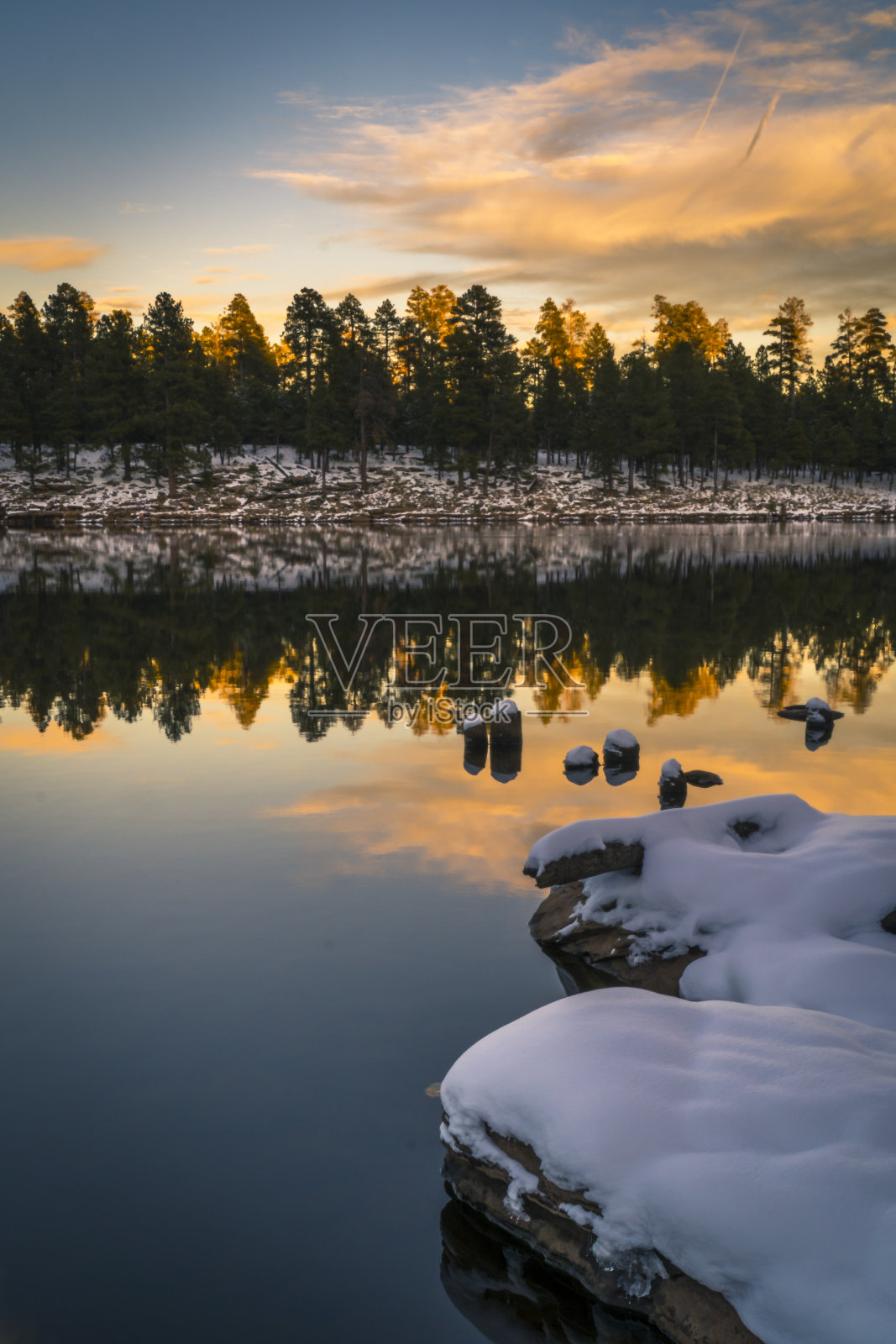 冬季湖泊日出时的美景照片摄影图片