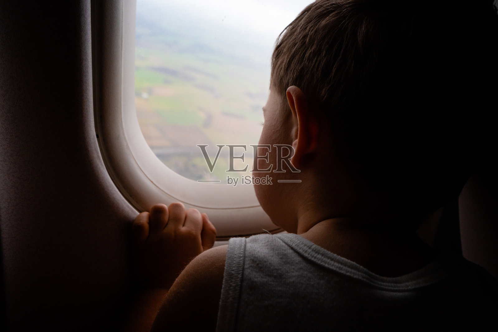 小男孩在飞机上照片摄影图片