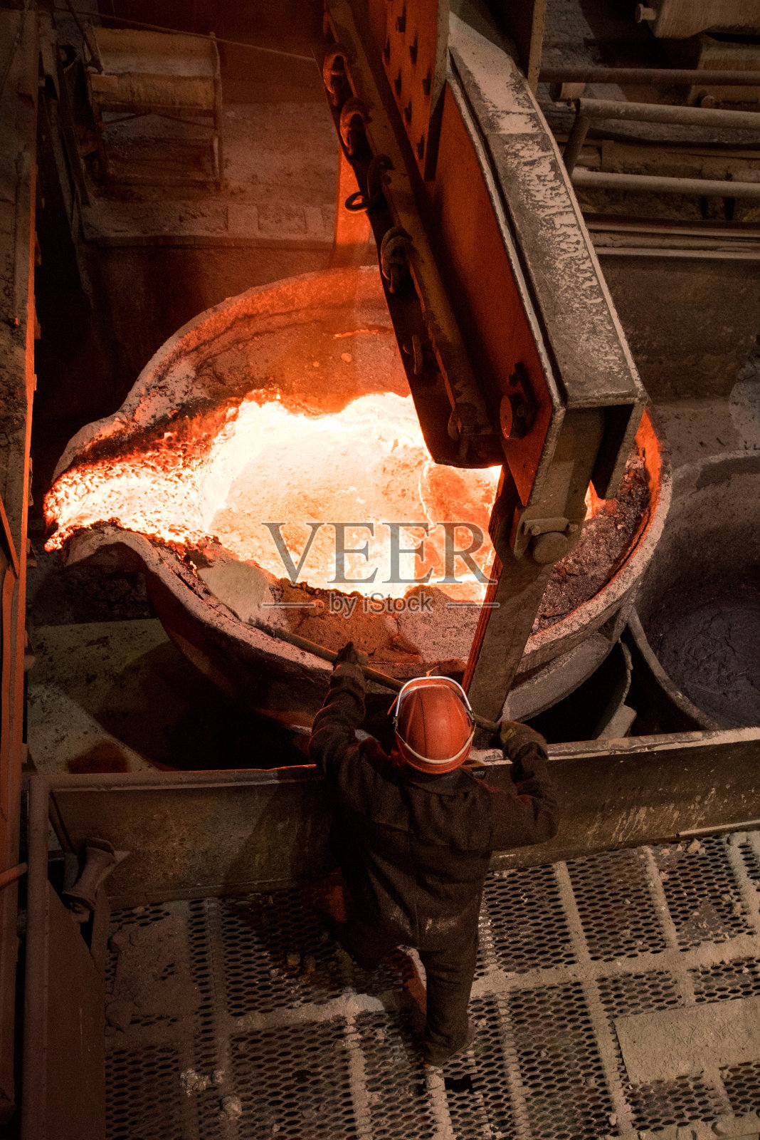 在热金属罐附近工作的钢铁工人照片摄影图片