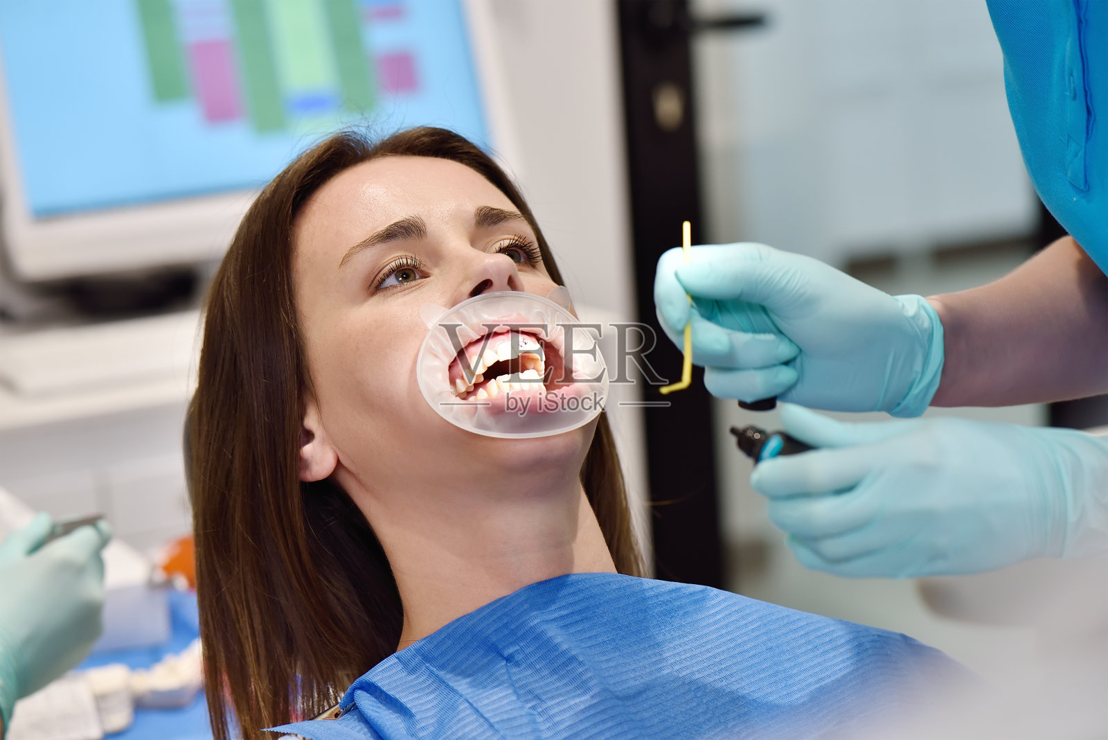 牙医为病人做牙科植入手术照片摄影图片