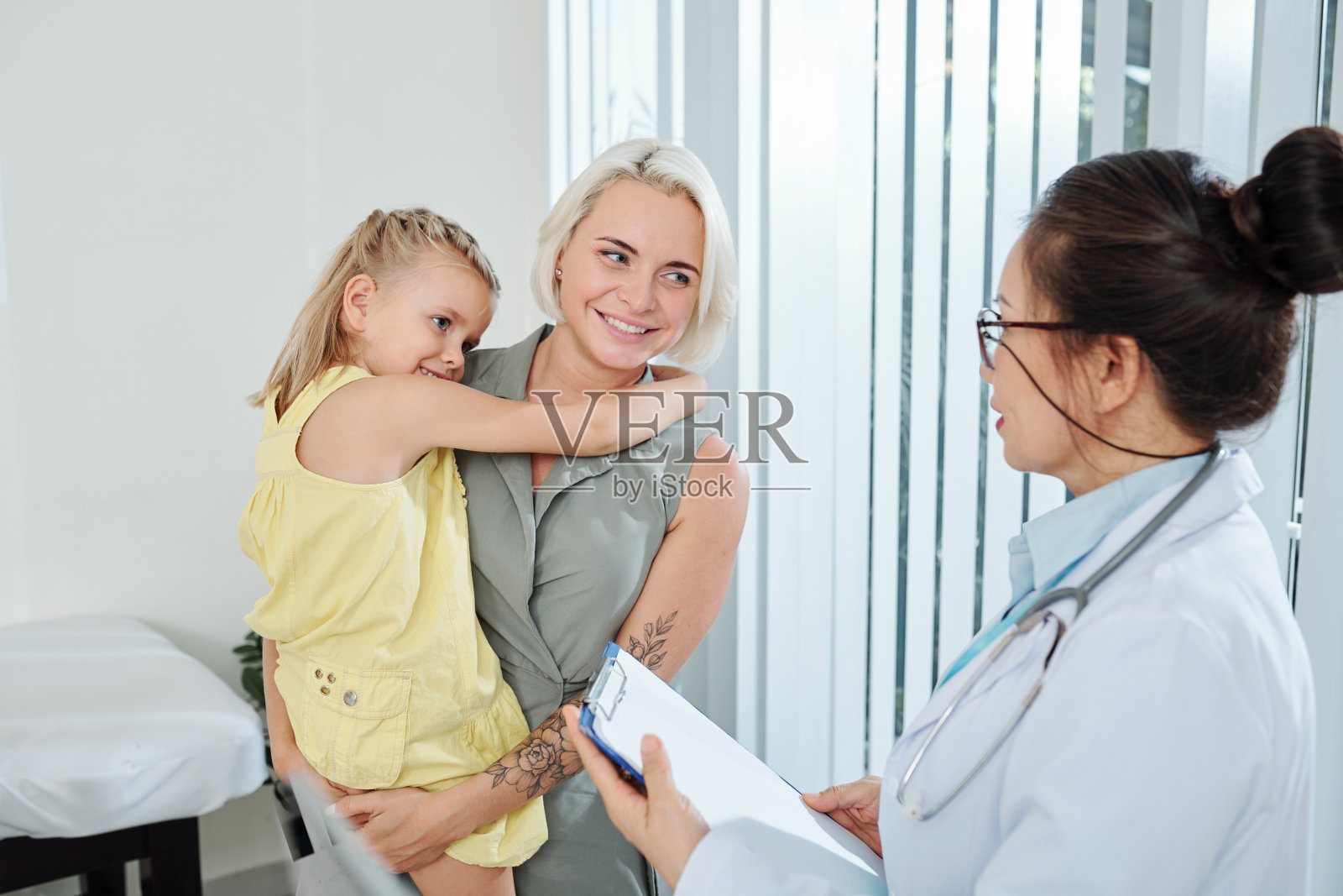 一个女人在和儿科医生谈话照片摄影图片