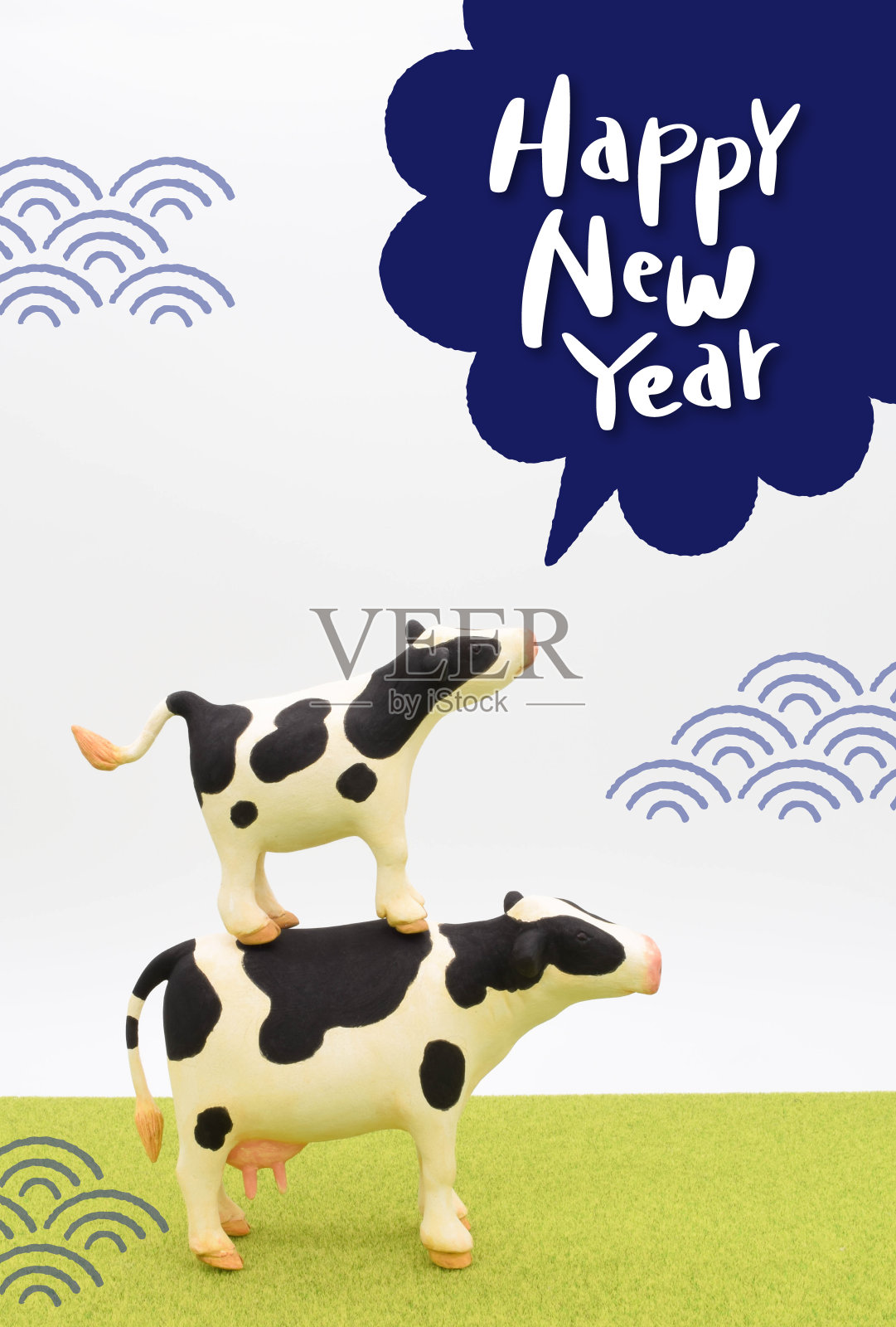 2021年贺年卡设计的泥塑牛。照片摄影图片