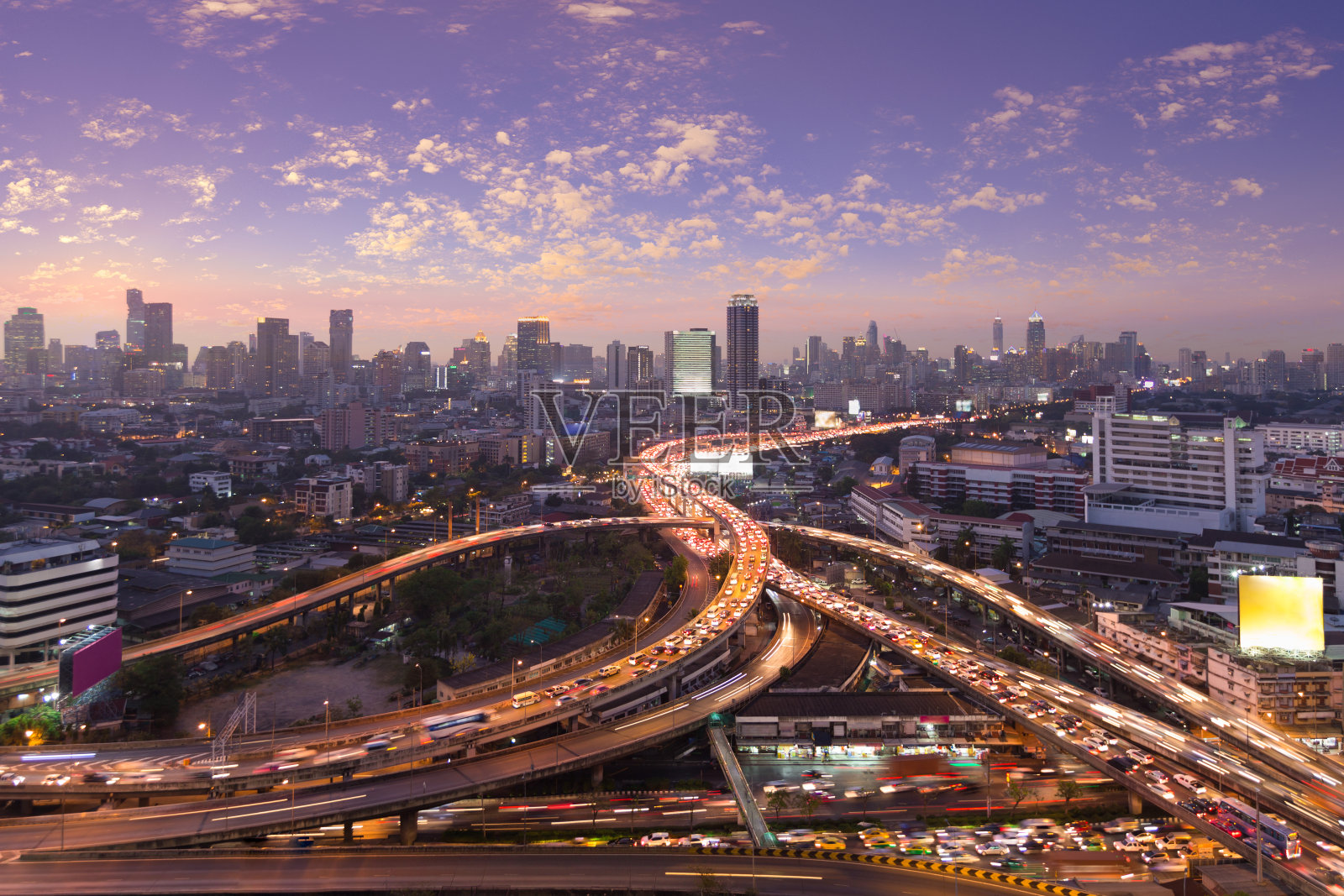 黄昏时的城市景观和公路交通动态照片摄影图片