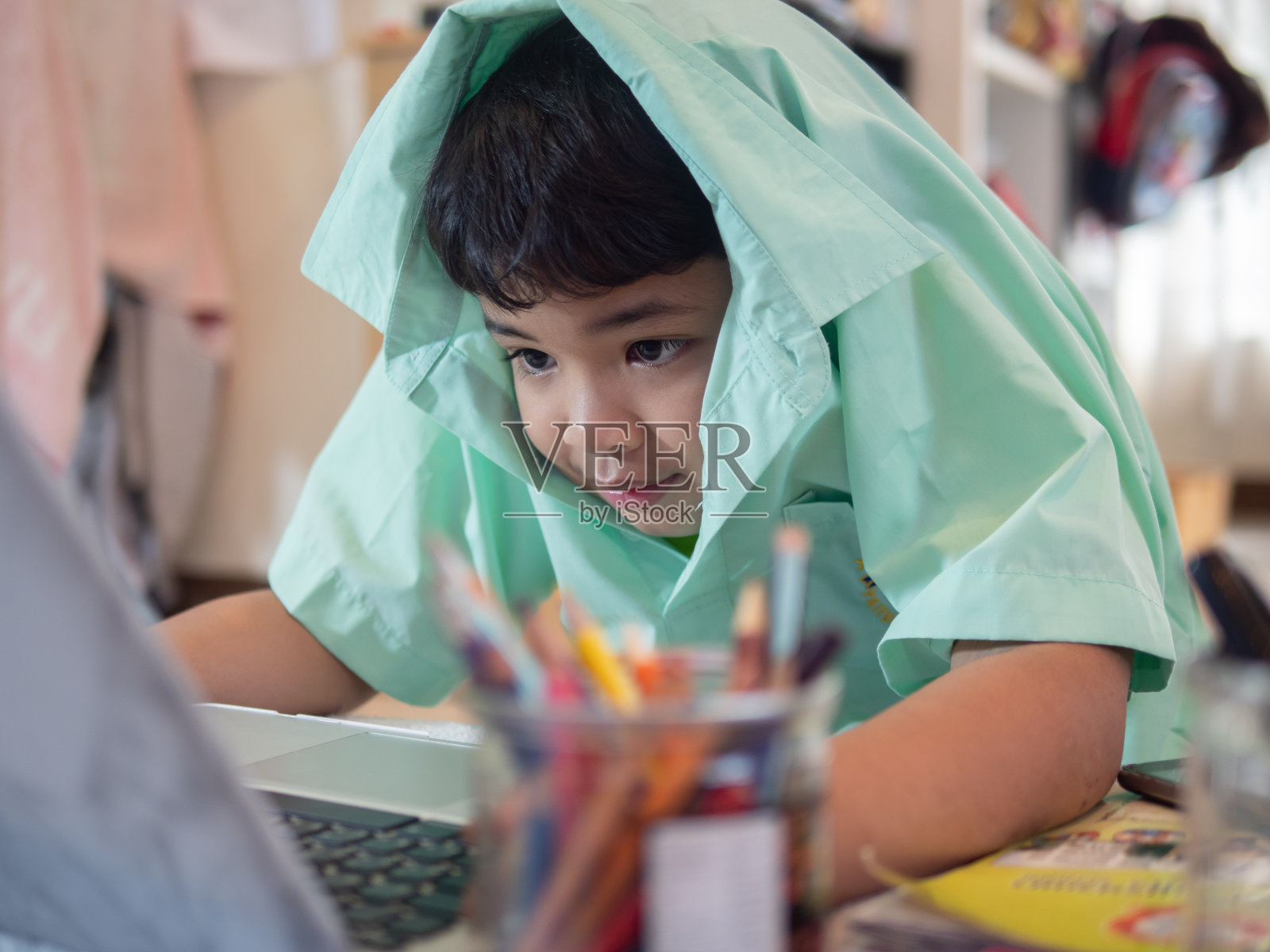 亚洲男孩在家在线学习。在2020年全球新冠肺炎疫情的关键时刻照片摄影图片
