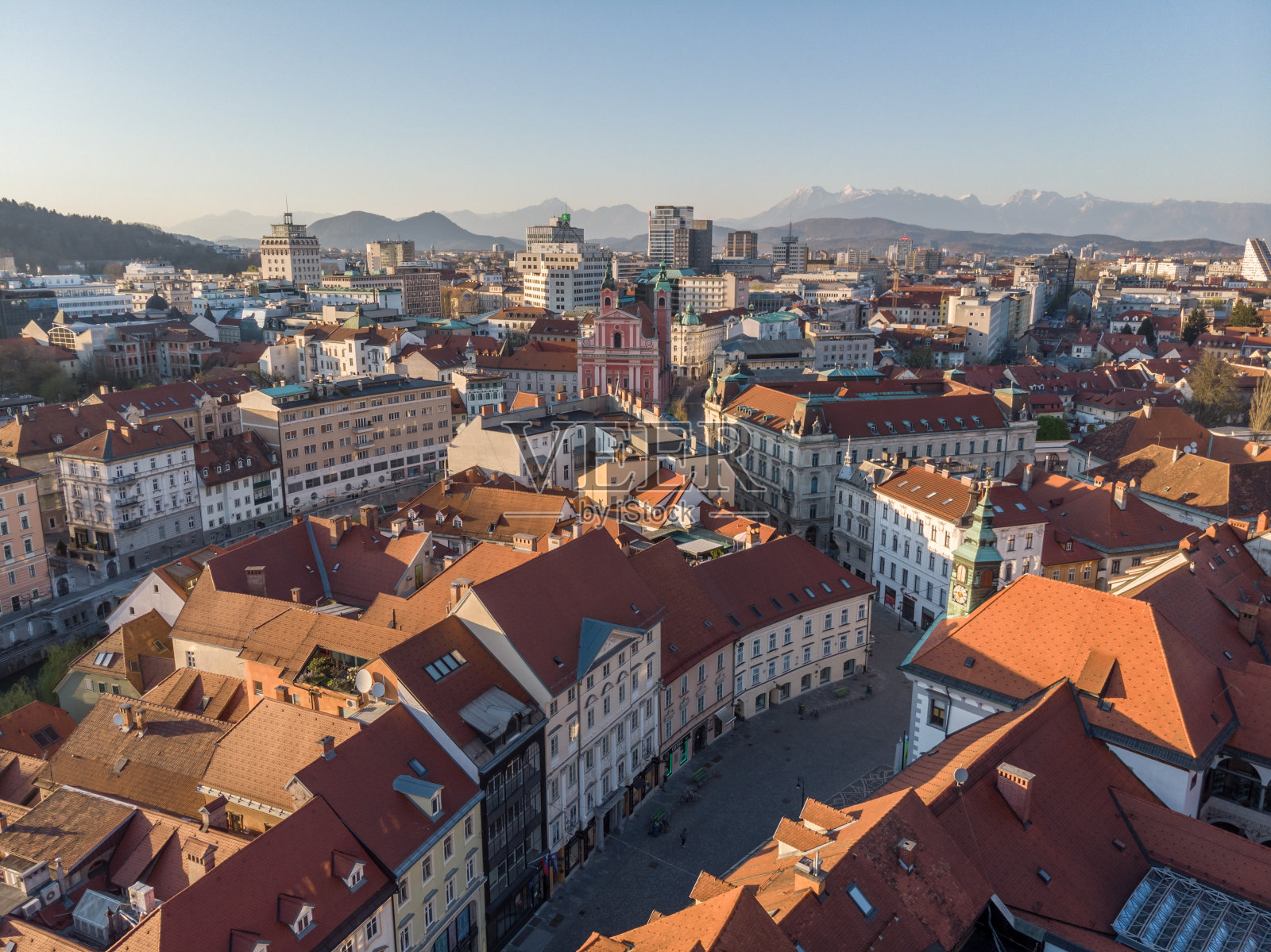 日落时分，斯洛文尼亚首都卢布尔雅那的全景。2020年，在冠状病毒大流行的社交距离措施期间，斯洛文尼亚首都空荡荡的街道照片摄影图片