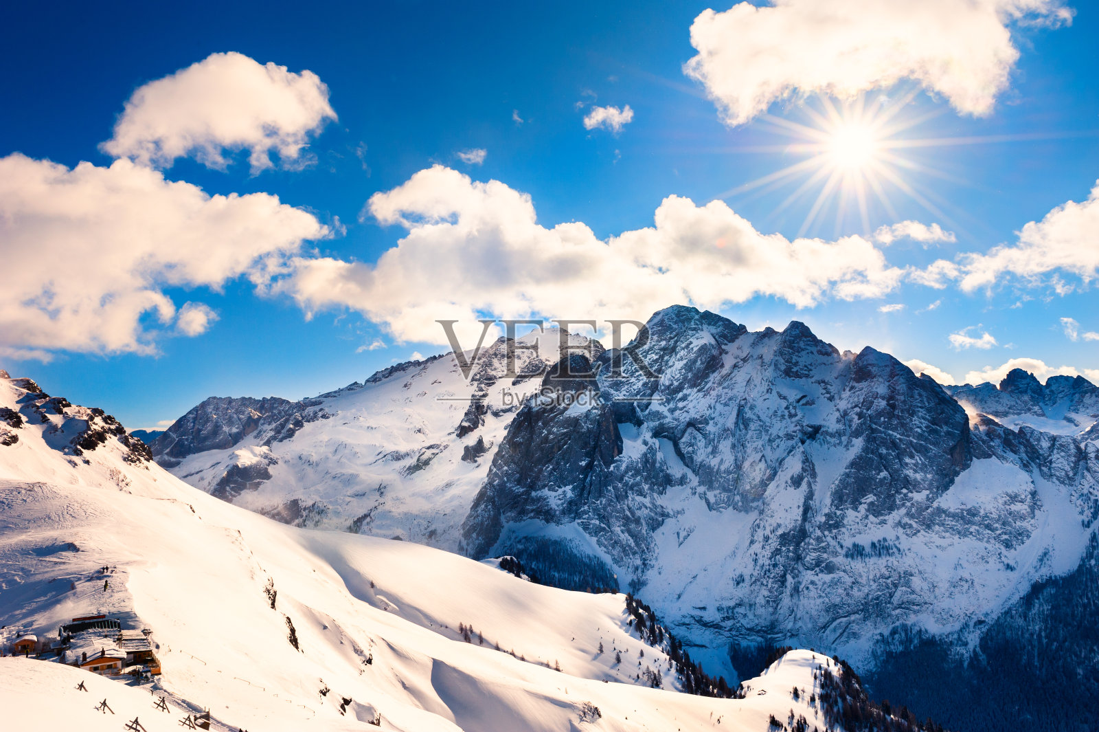 雪山在冬日阳光明媚的日子。照片摄影图片