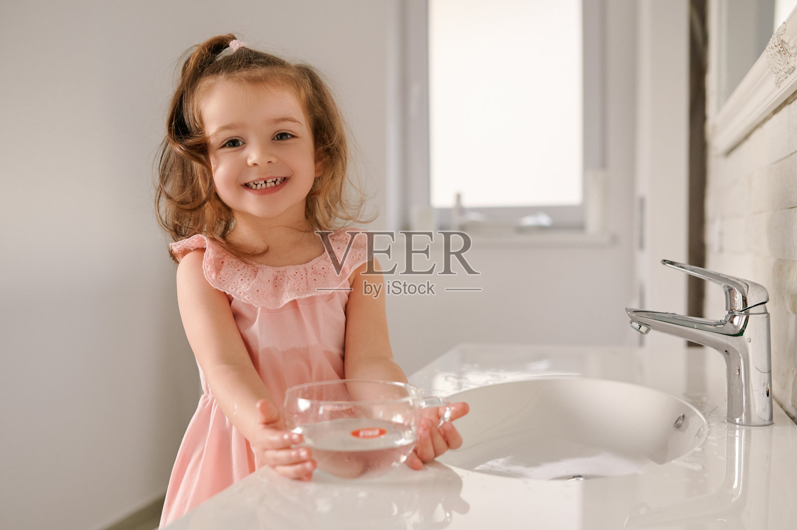 小女孩在浴室里玩得很开心照片摄影图片