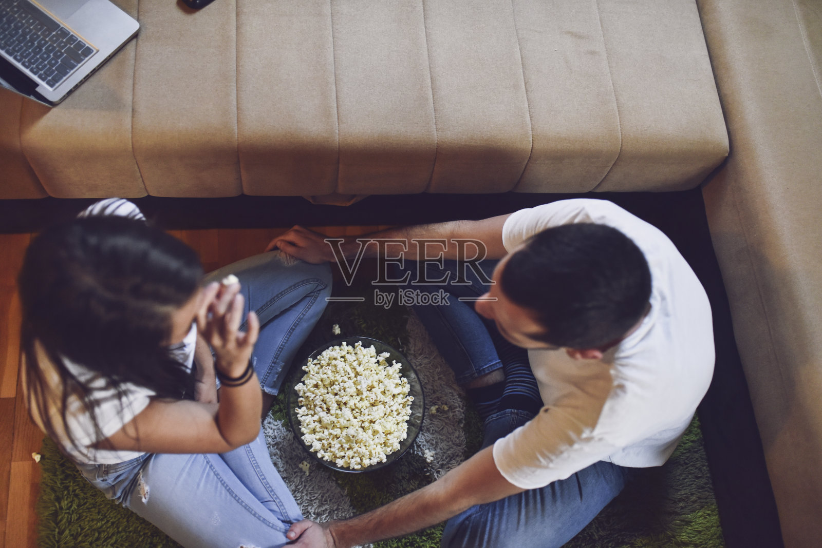 一对年轻夫妇在玩爆米花照片摄影图片