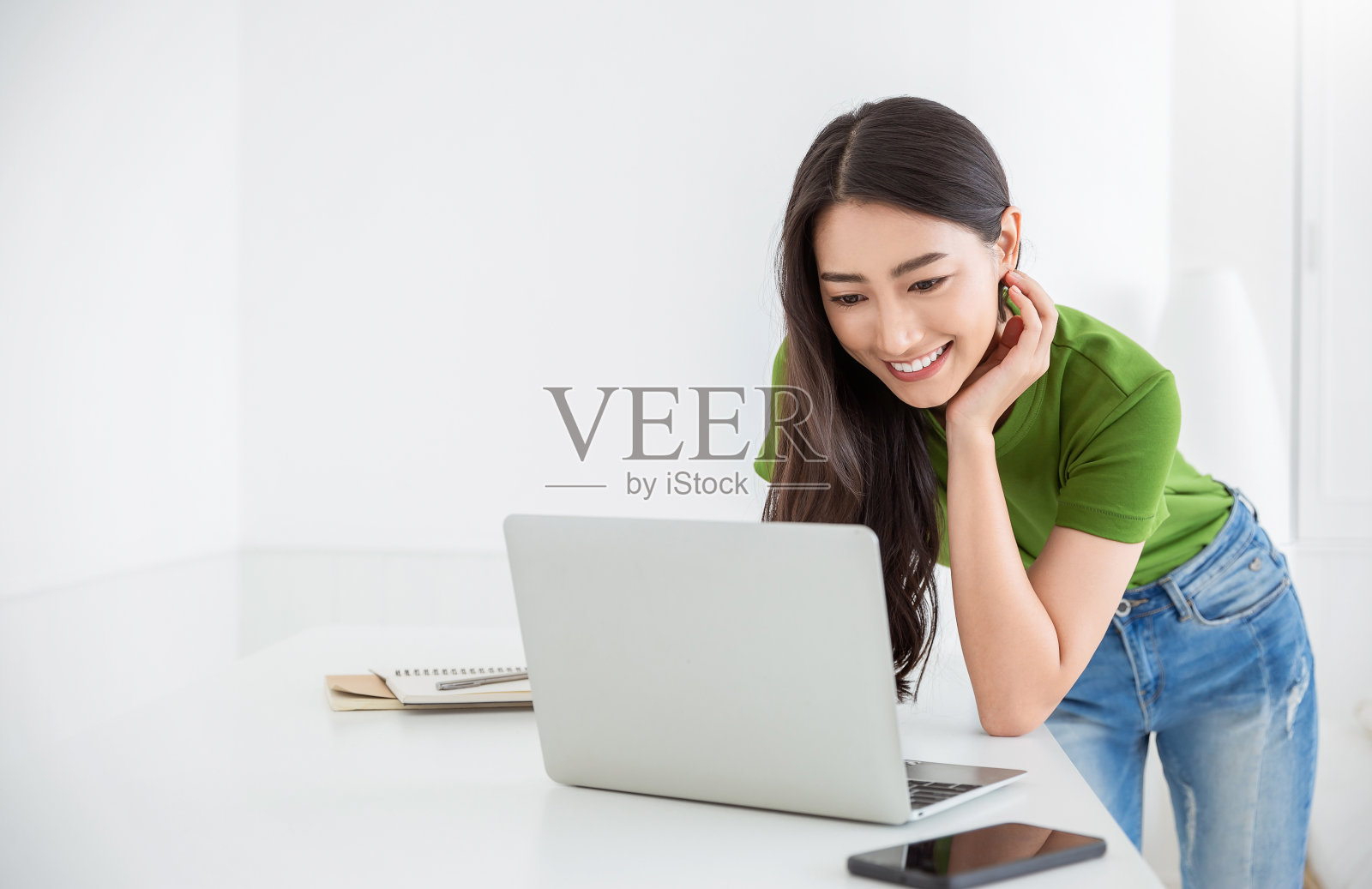 美丽的亚洲商务女性的肖像工作在办公桌使用电脑复制空间。成功的商务人士雇员，自由职业者中小企业在线营销理念照片摄影图片