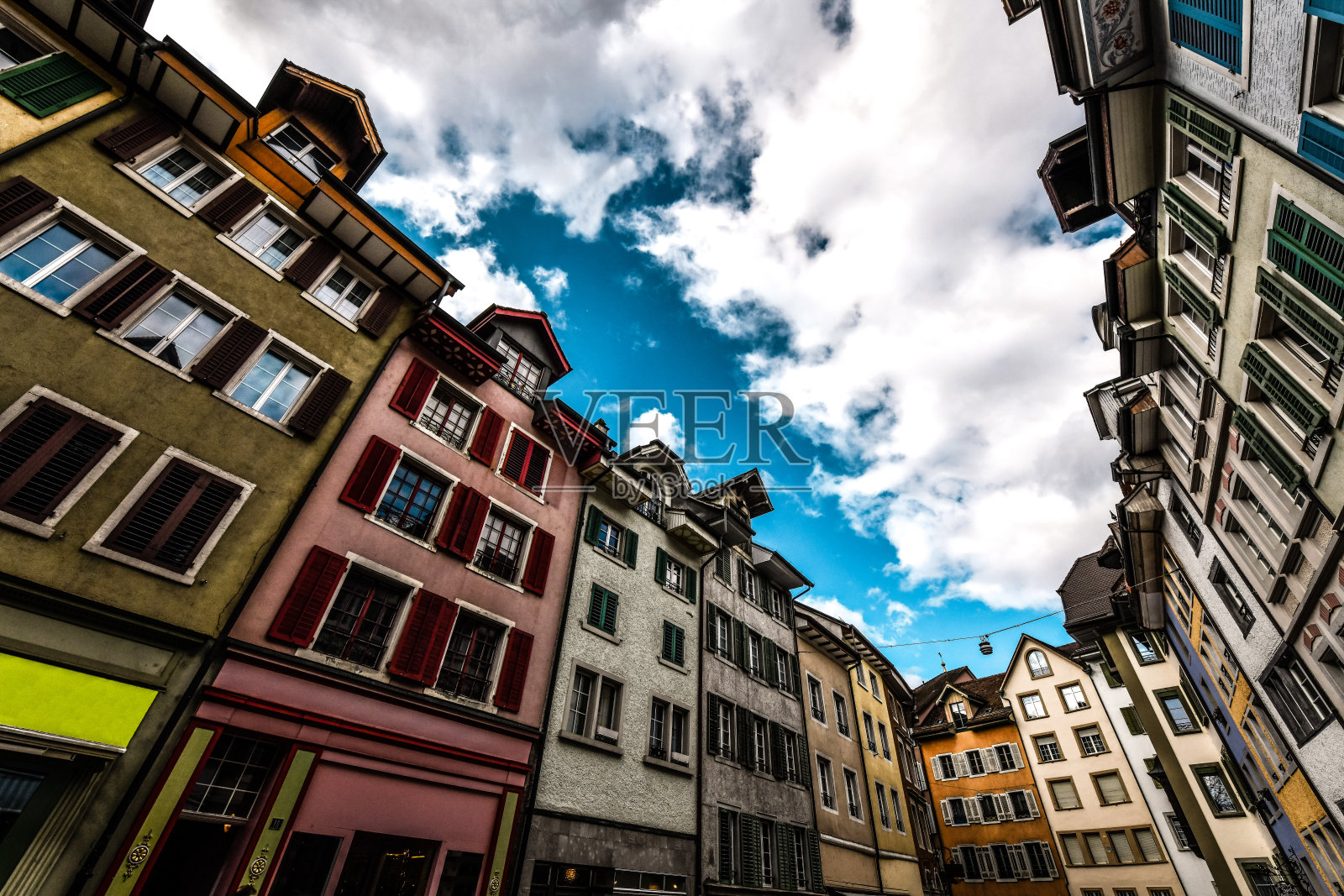 瑞士布雷姆加滕中心的彩色建筑照片摄影图片