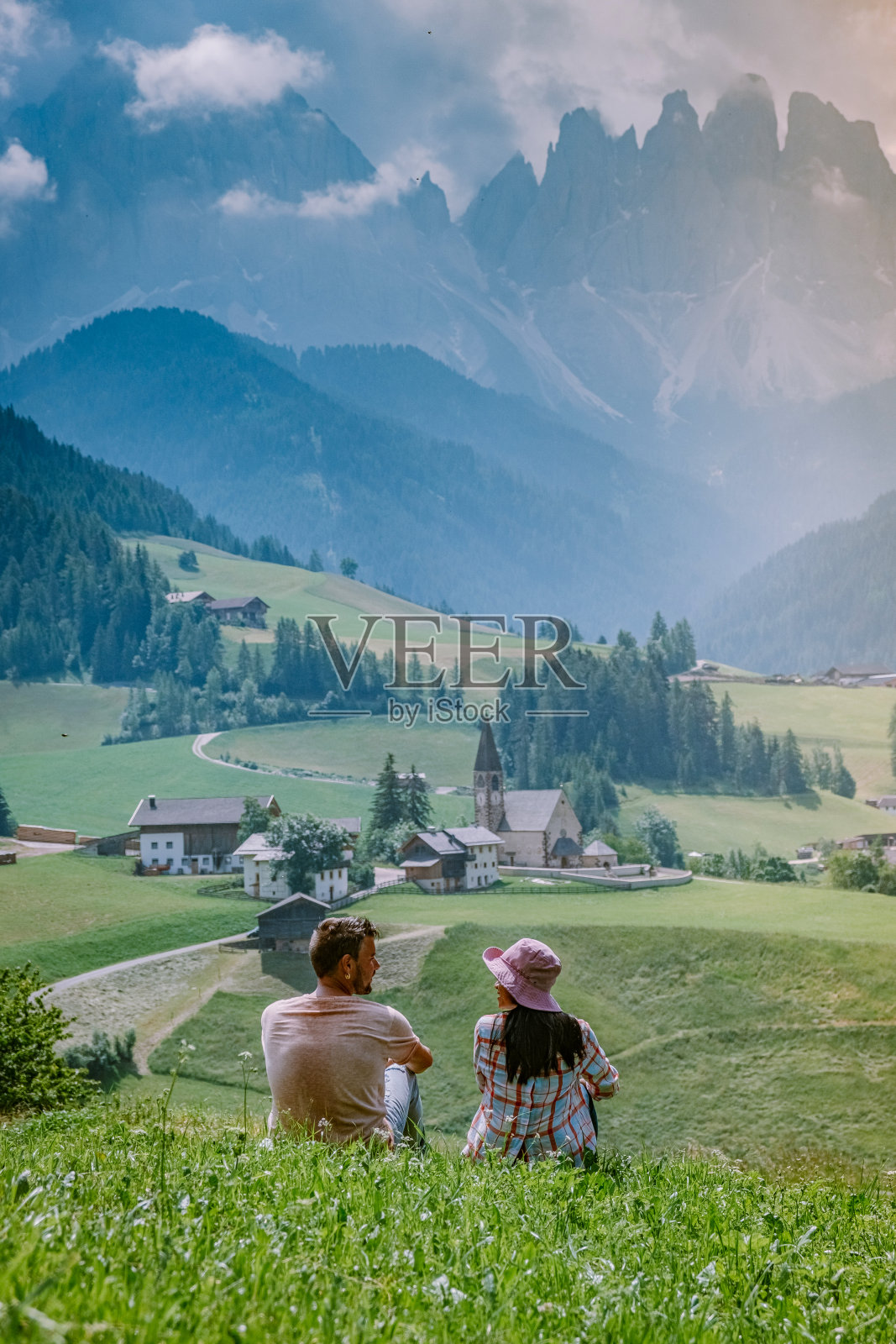 一对夫妇在Dolomites意大利度假，圣玛格达莱娜村Dolomites地区意大利Val di Funes照片摄影图片