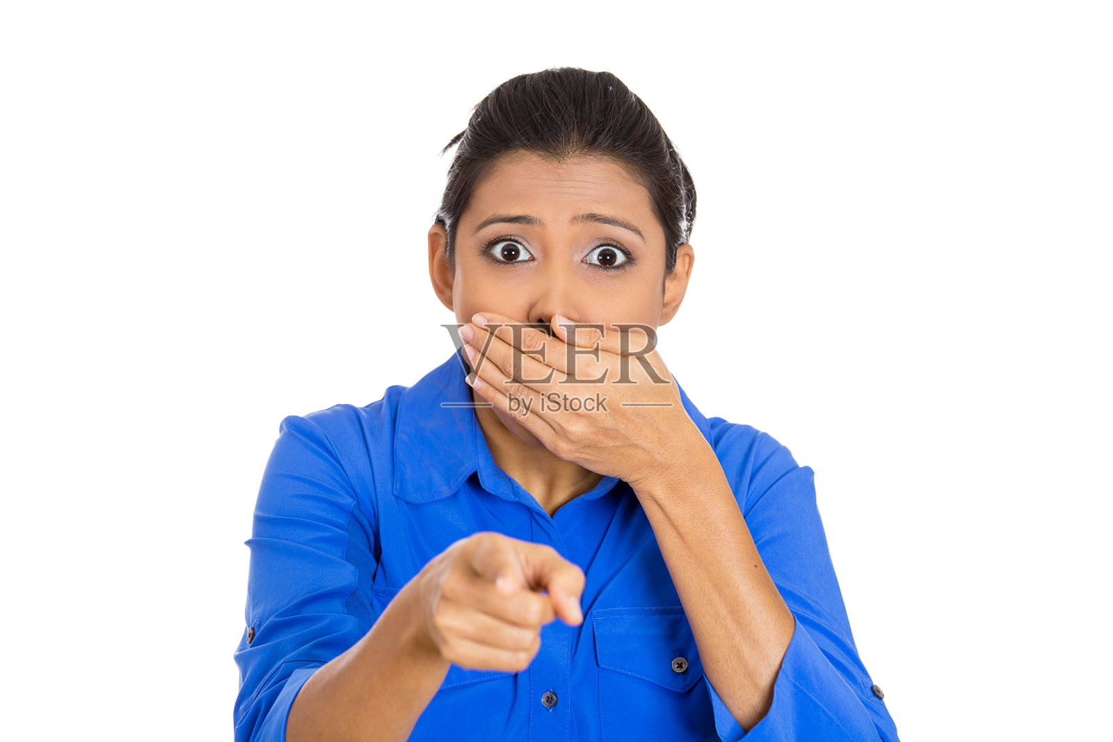 一名年轻女子用食指指着镜头，目瞪口呆照片摄影图片