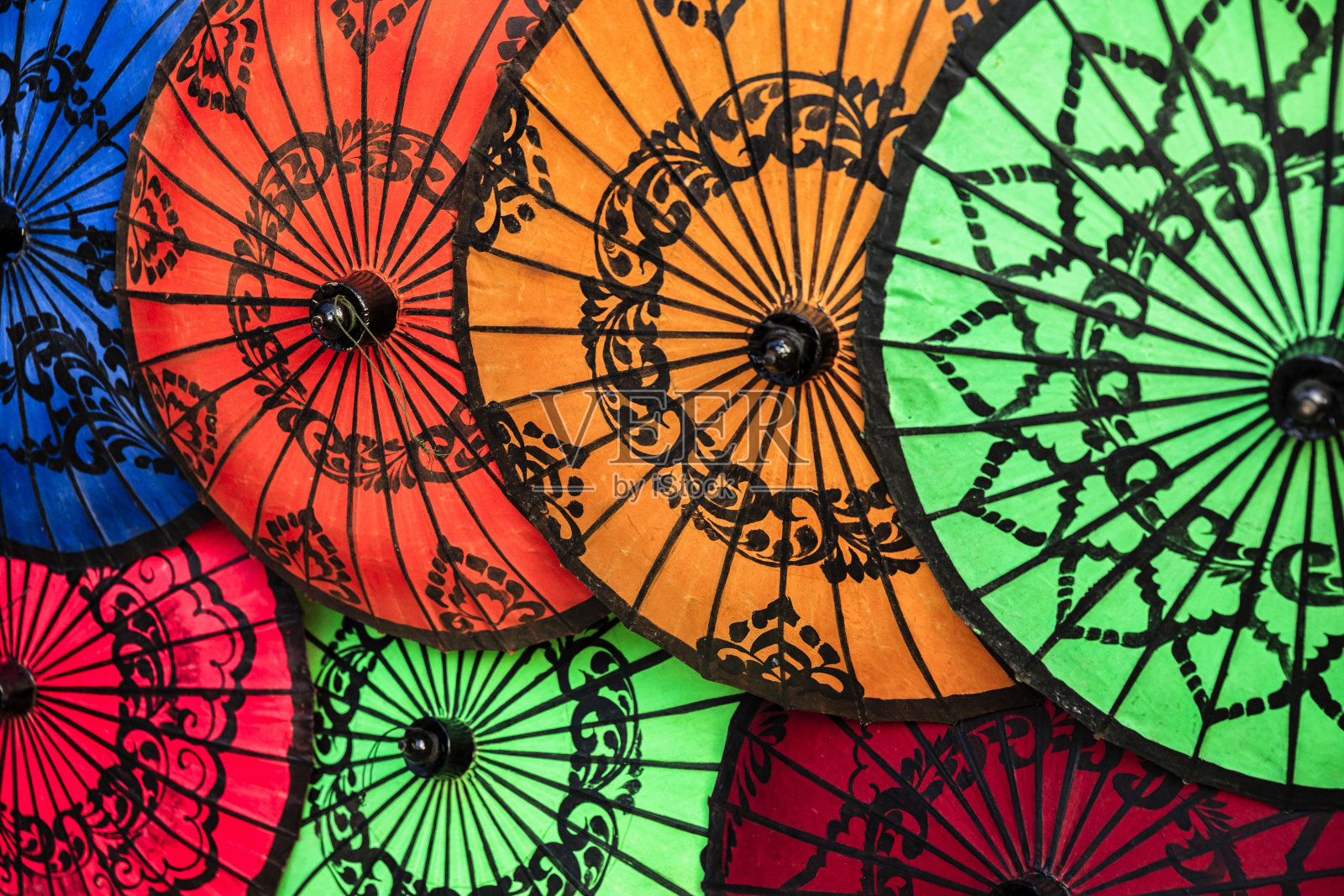 缅甸蒲甘，五颜六色的雨伞出售照片摄影图片