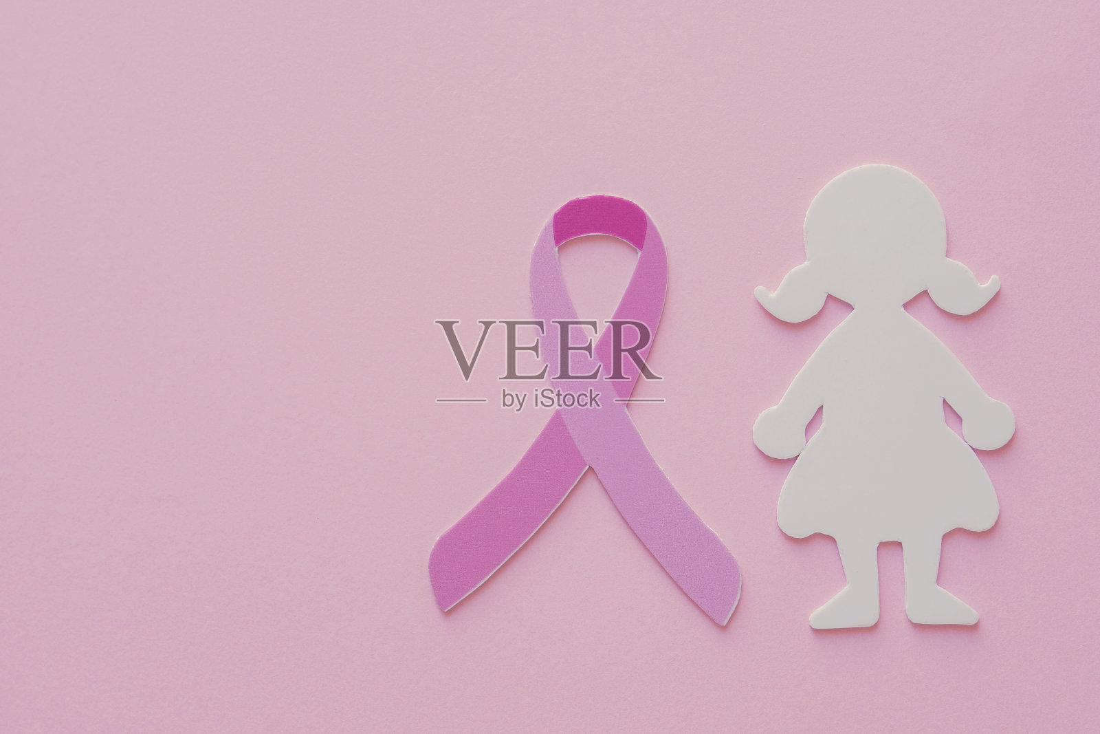 粉红丝带和粉色背景上的女人，乳腺癌意识和十月粉红日照片摄影图片