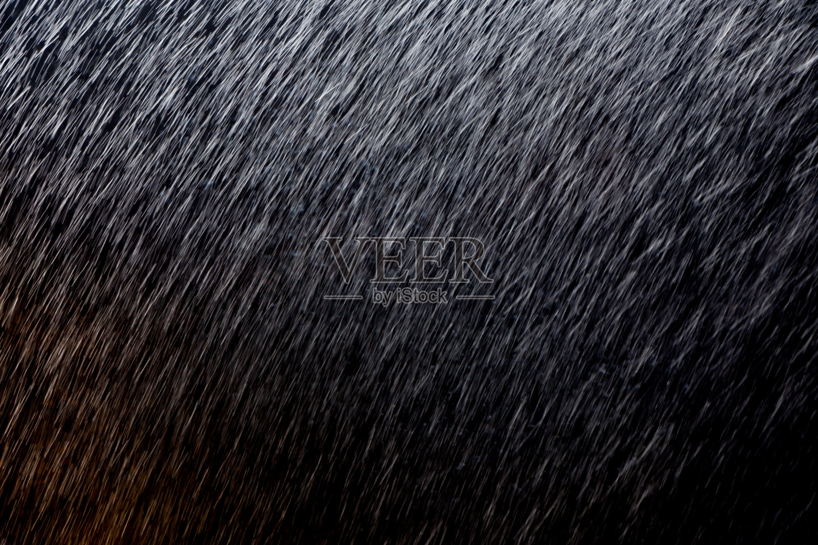 抽象雨纹理背景。背景雨在夜光照片摄影图片
