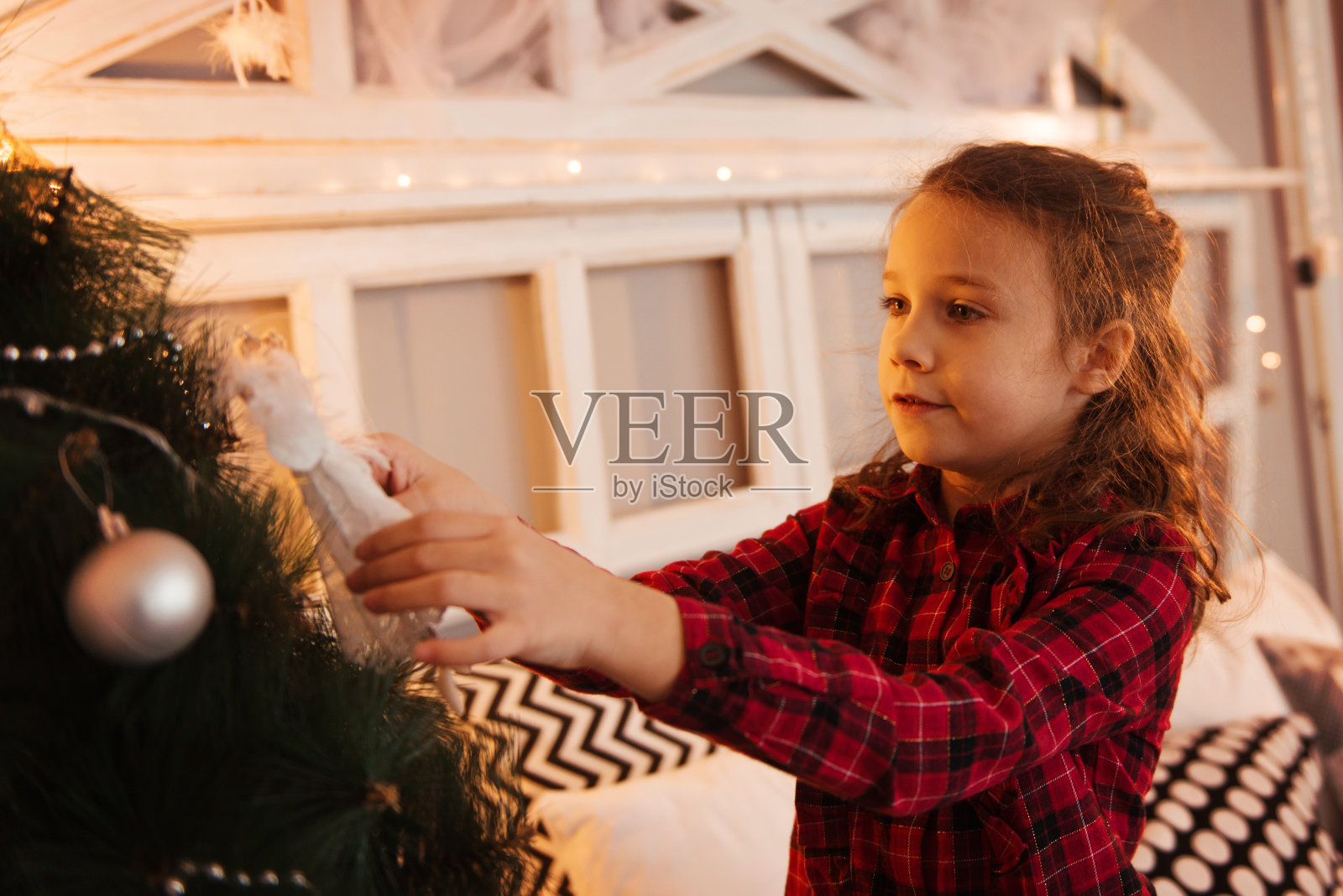 可爱的小女孩在装饰圣诞树照片摄影图片