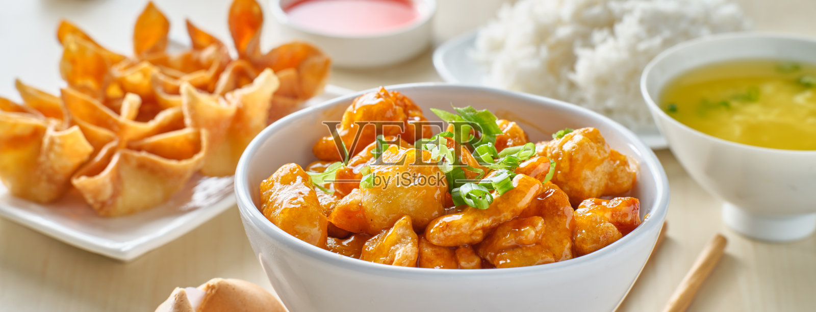 中国菜配香橙鸡、仰光蟹和幸运饼照片摄影图片