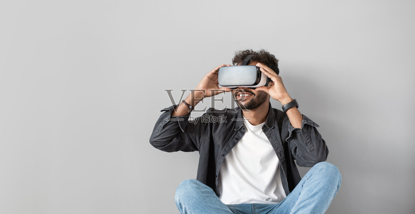 年轻人戴着虚拟现实眼镜照片摄影图片