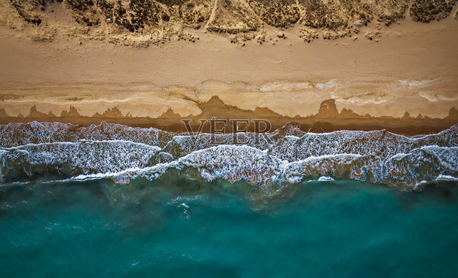 美丽的沙滩和绿松石海，俯视图。无人机的观点!照片摄影图片