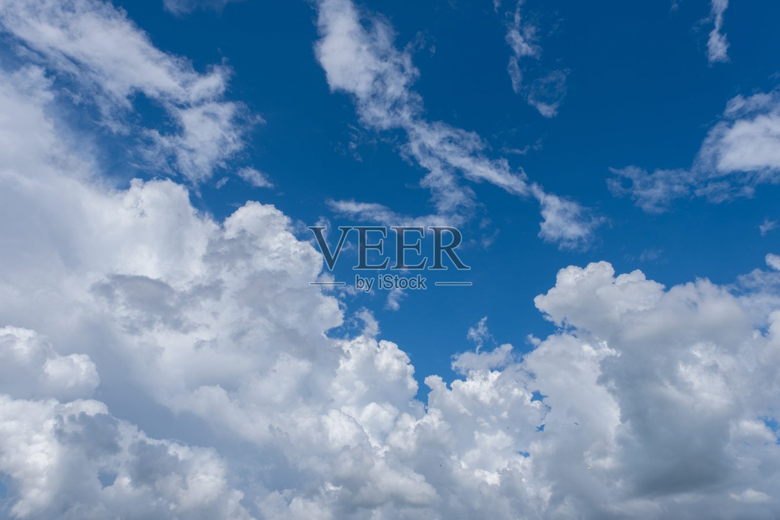 背景蓝色的天空与云彩在白天照片摄影图片