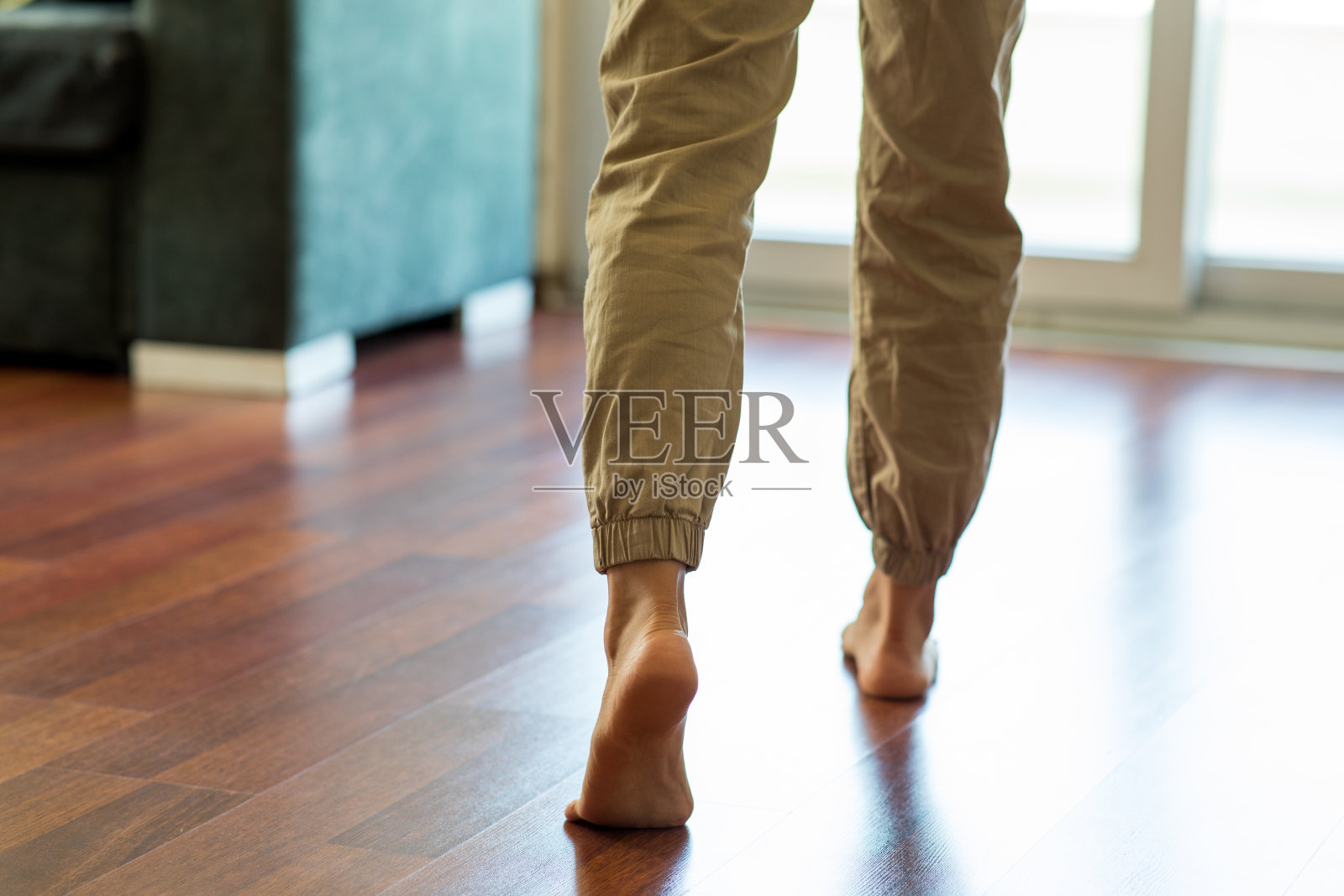 女人的腿和脚在家里的地板上行走照片摄影图片