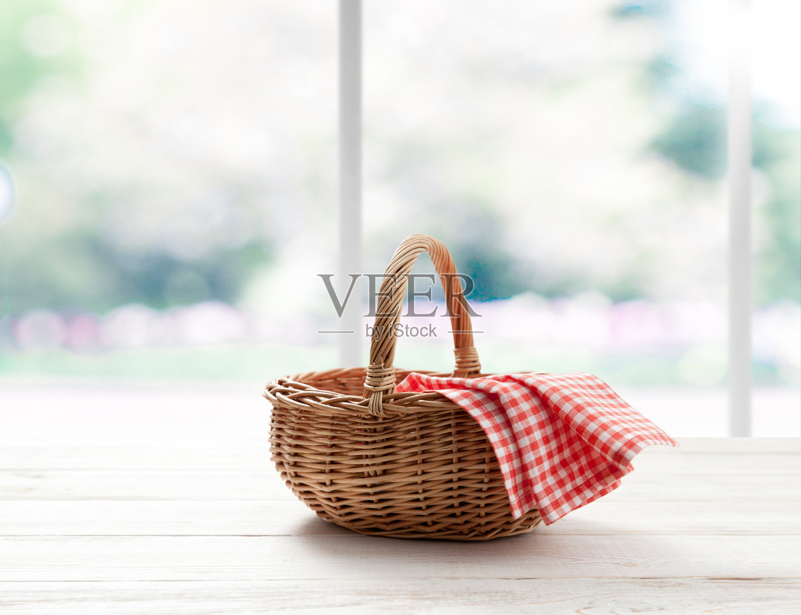 空篮子和红餐巾野餐在餐桌上的地方。春天的背景。照片摄影图片