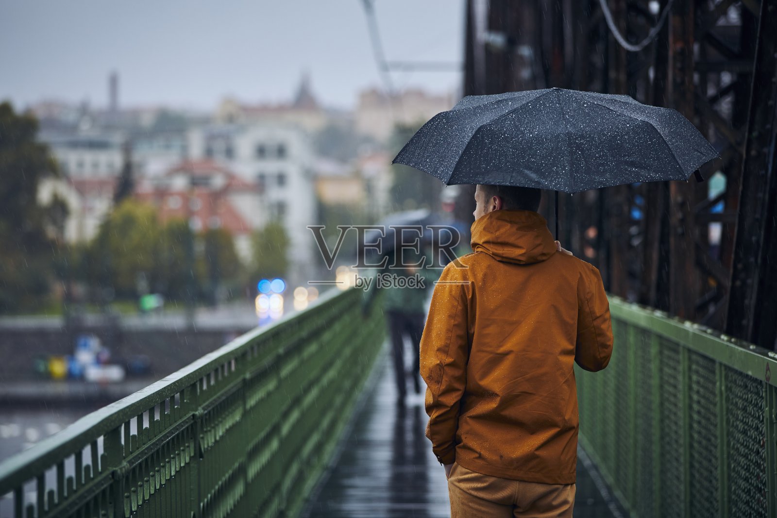 雨中撑着伞的男人图片素材-编号25826969-图行天下