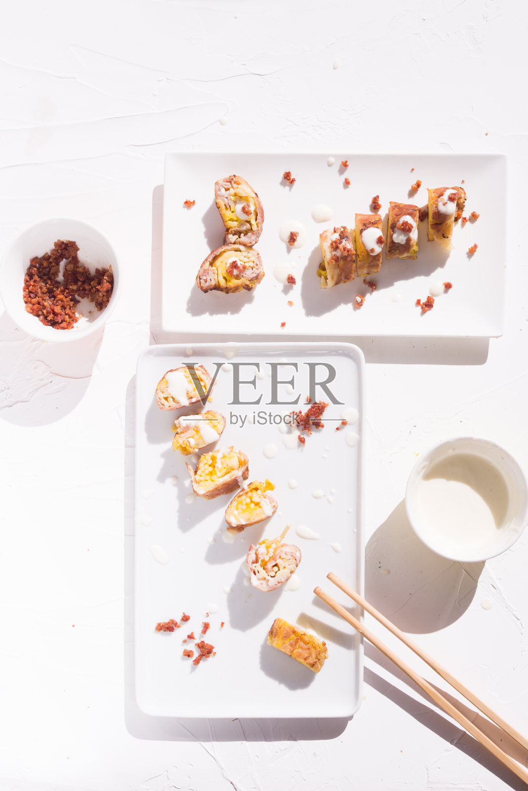 卡尔博纳拉意式寿司卷，重塑意大利传统美食照片摄影图片