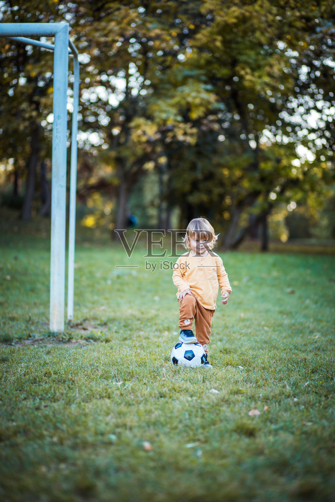 可爱的小足球运动员。照片摄影图片