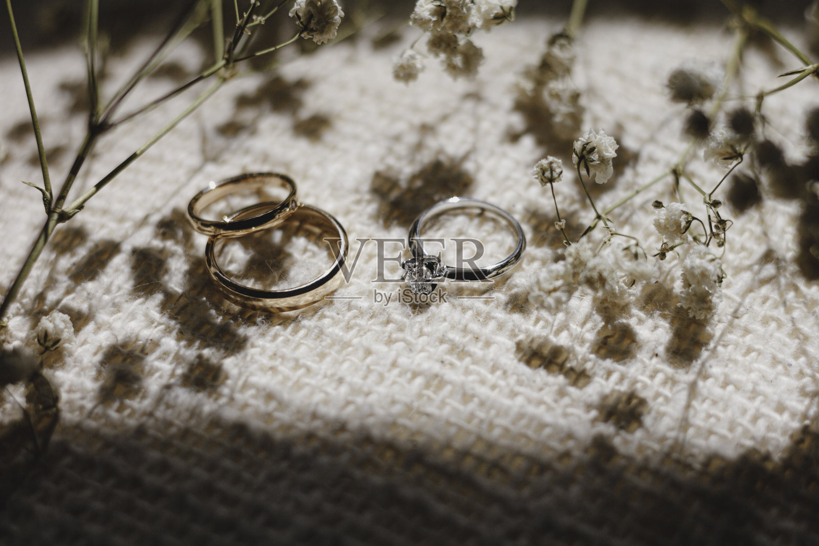 订婚戒指和结婚戒指照片摄影图片