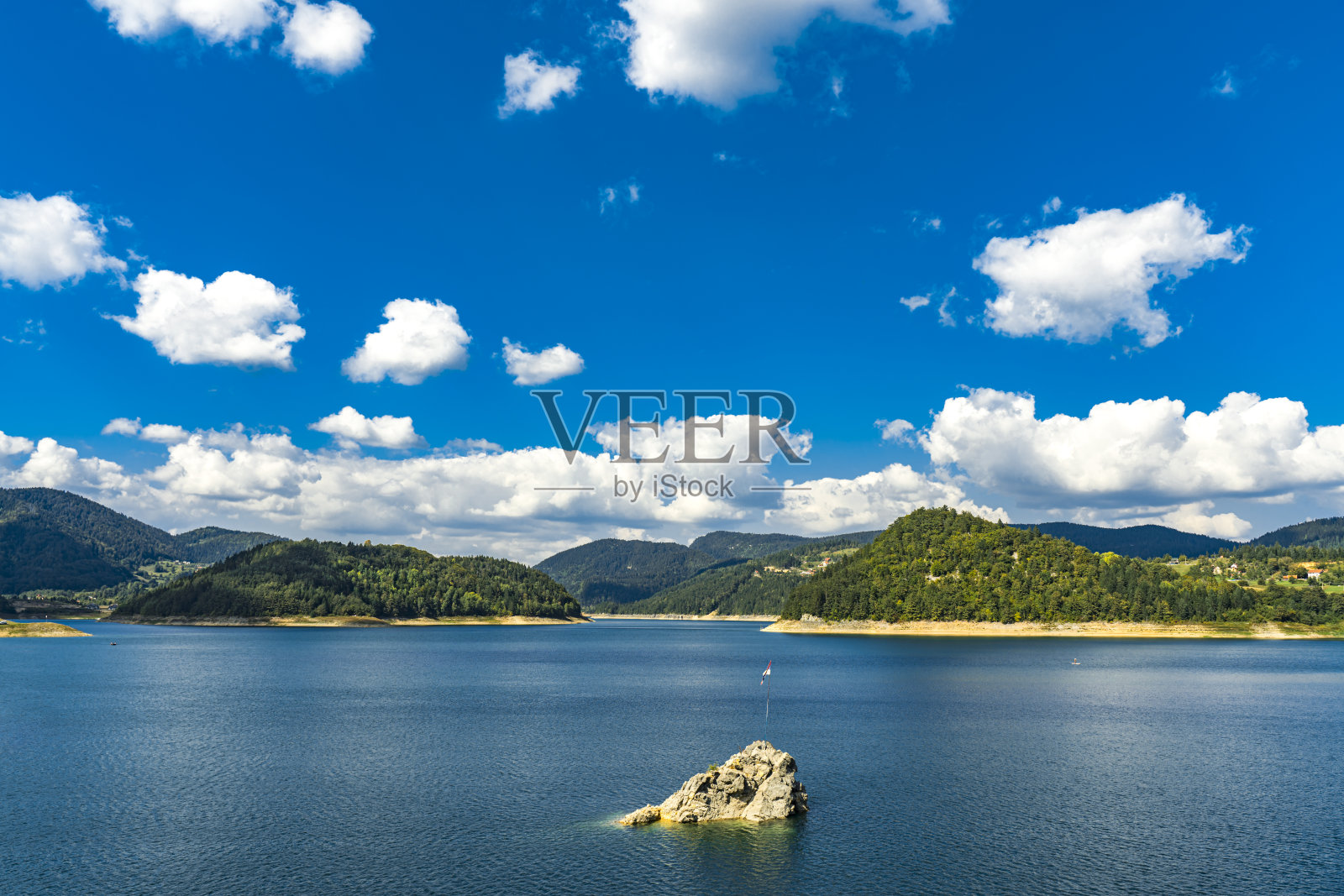 塞尔维亚的Zaovine湖照片摄影图片