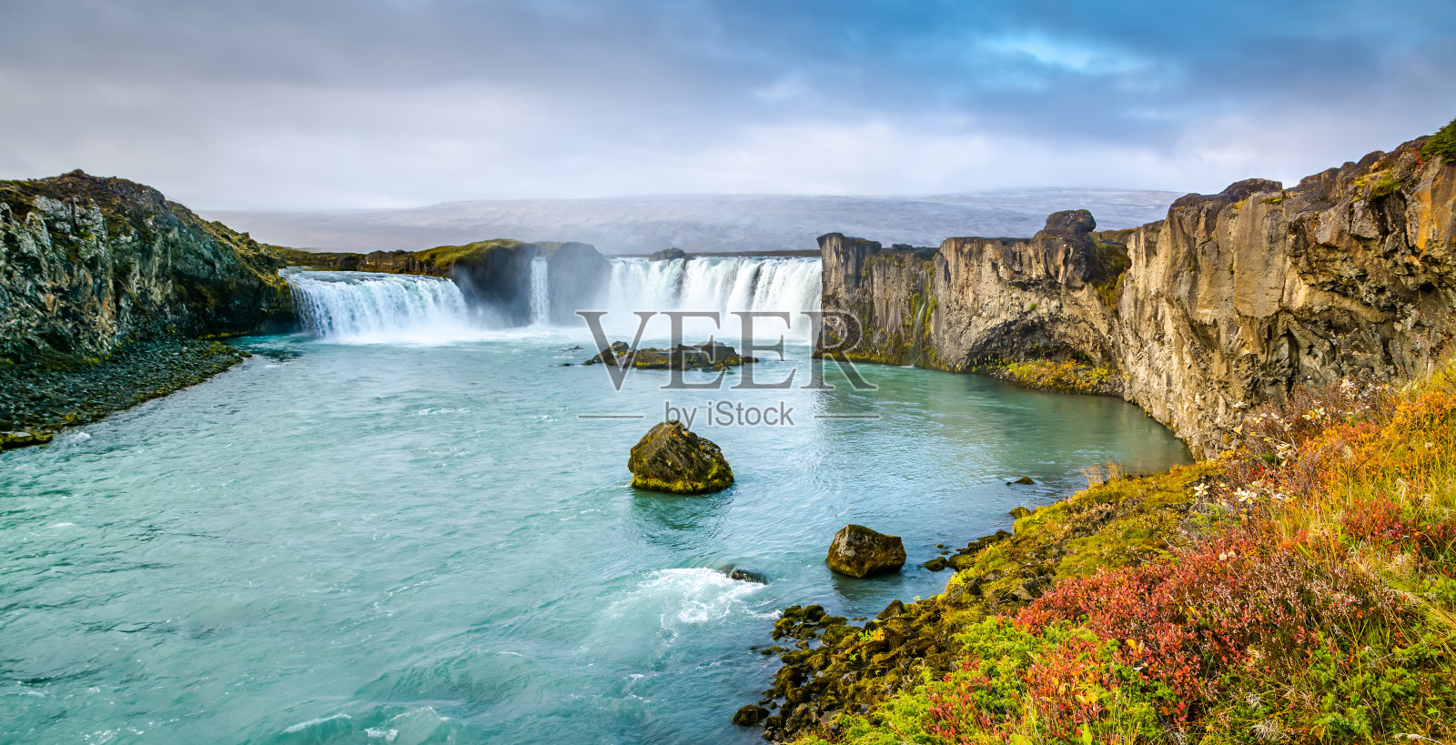 壮观的瀑布全景。Godafoss上空戏剧性的天空。地点:欧洲冰岛Godafoss瀑布。艺术照片。美丽的世界。旅行的概念。照片摄影图片