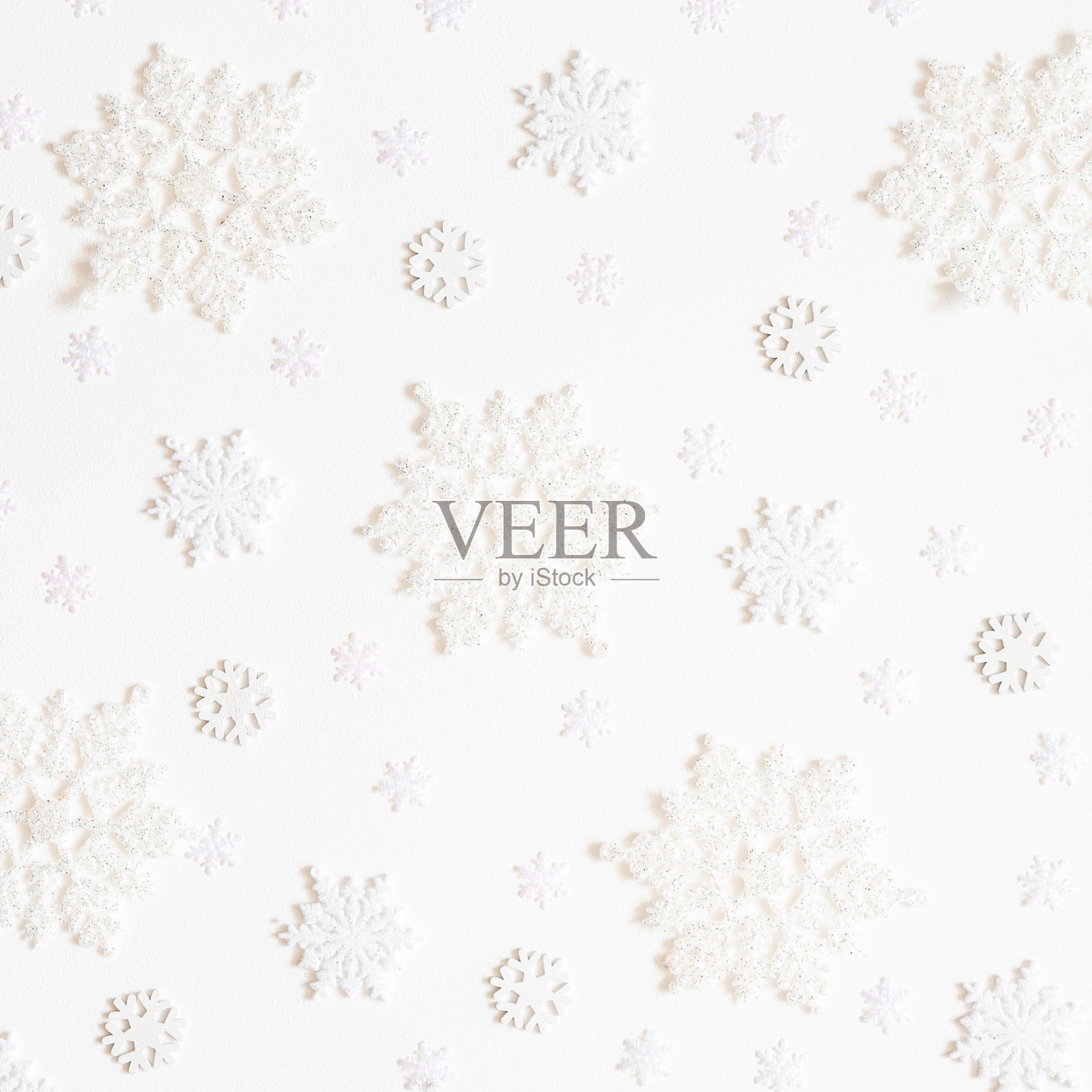 圣诞组成。由白色背景上的白色雪花制成的框架。圣诞节，冬天，新年的概念。平躺，俯视图照片摄影图片
