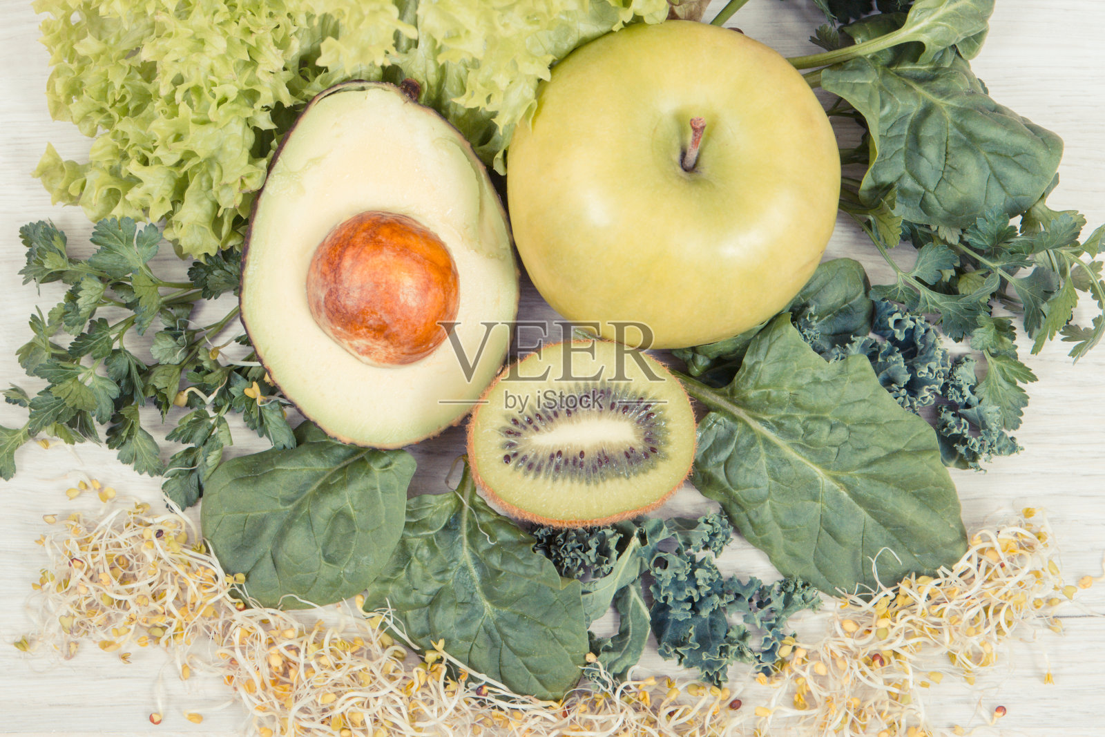 新鲜成熟的天然水果与蔬菜和芽。含有矿物质和维生素的营养食品照片摄影图片
