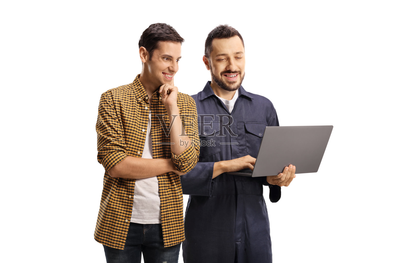 一个微笑的年轻人和一个汽车修理工看着一台笔记本电脑照片摄影图片